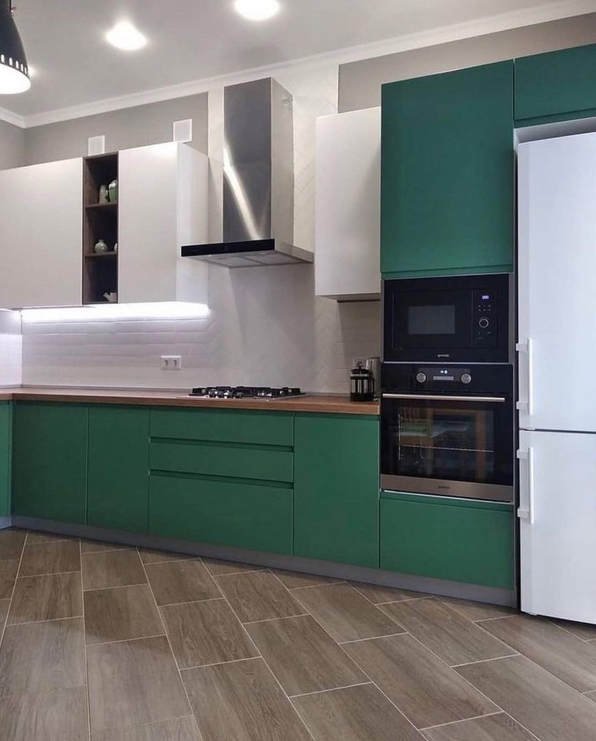 Угловая кухня в зеленом цвете - фото