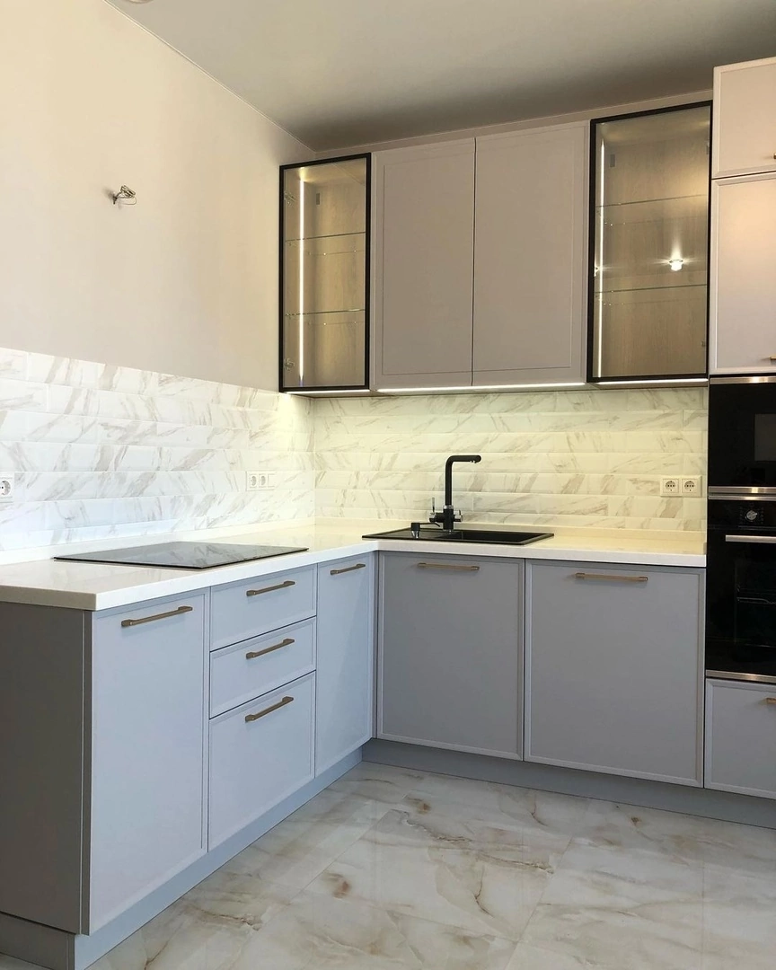 Белая угловая кухня в стиле неоклассика, ЖК «Прохладная долина» - фото