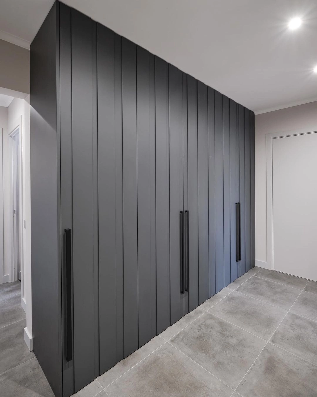 Серый матовый шкаф - фото