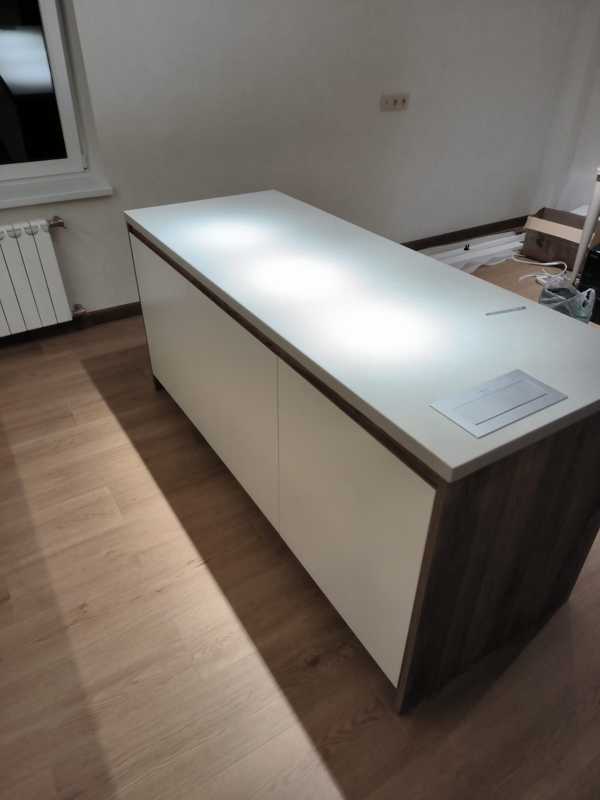 Белая кухня в стиле лофт с островом и вставками под дерево на Абрикосовой, фото - 3