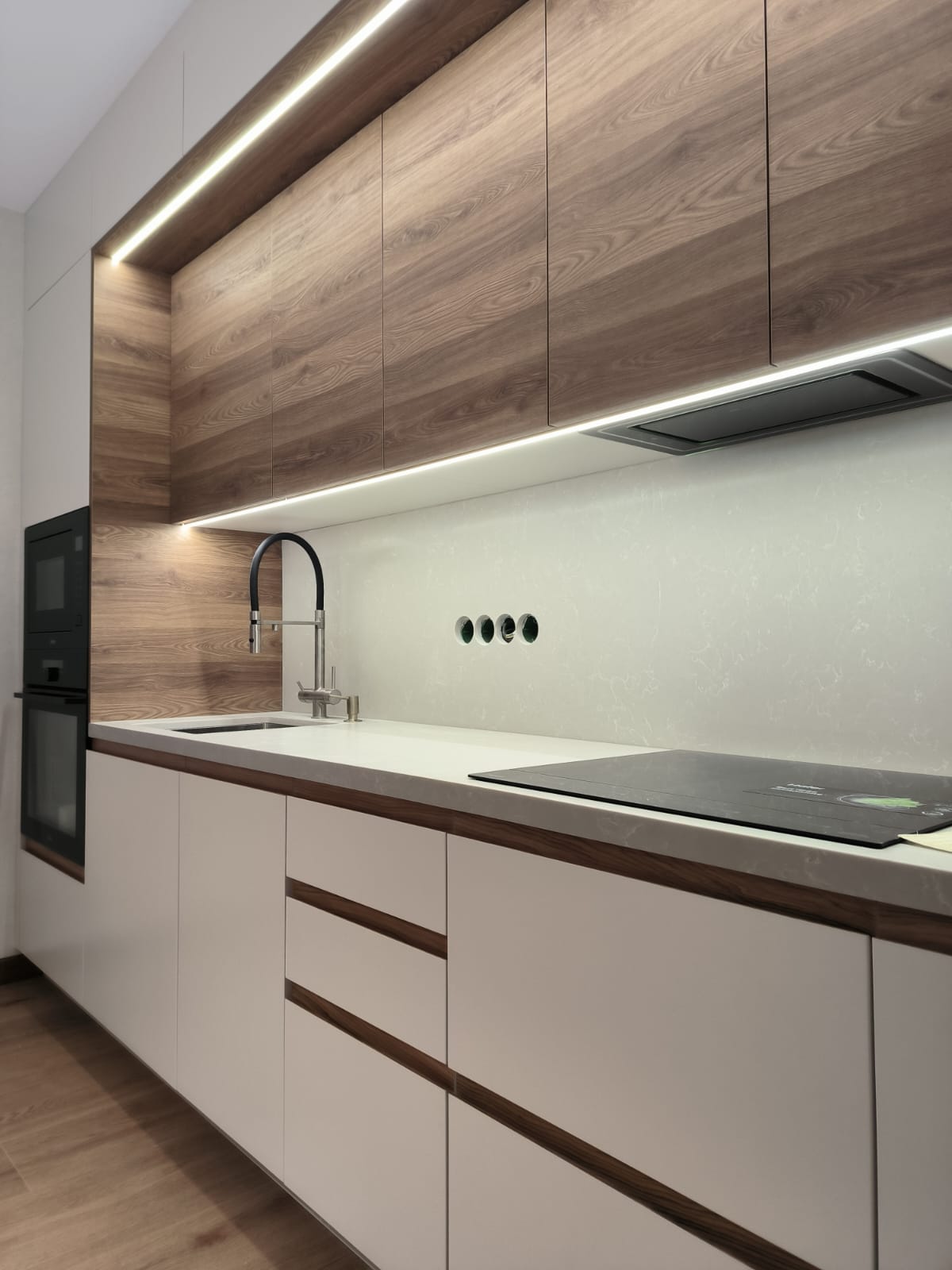 Белая кухня в стиле лофт с островом и вставками под дерево на Абрикосовой - фото