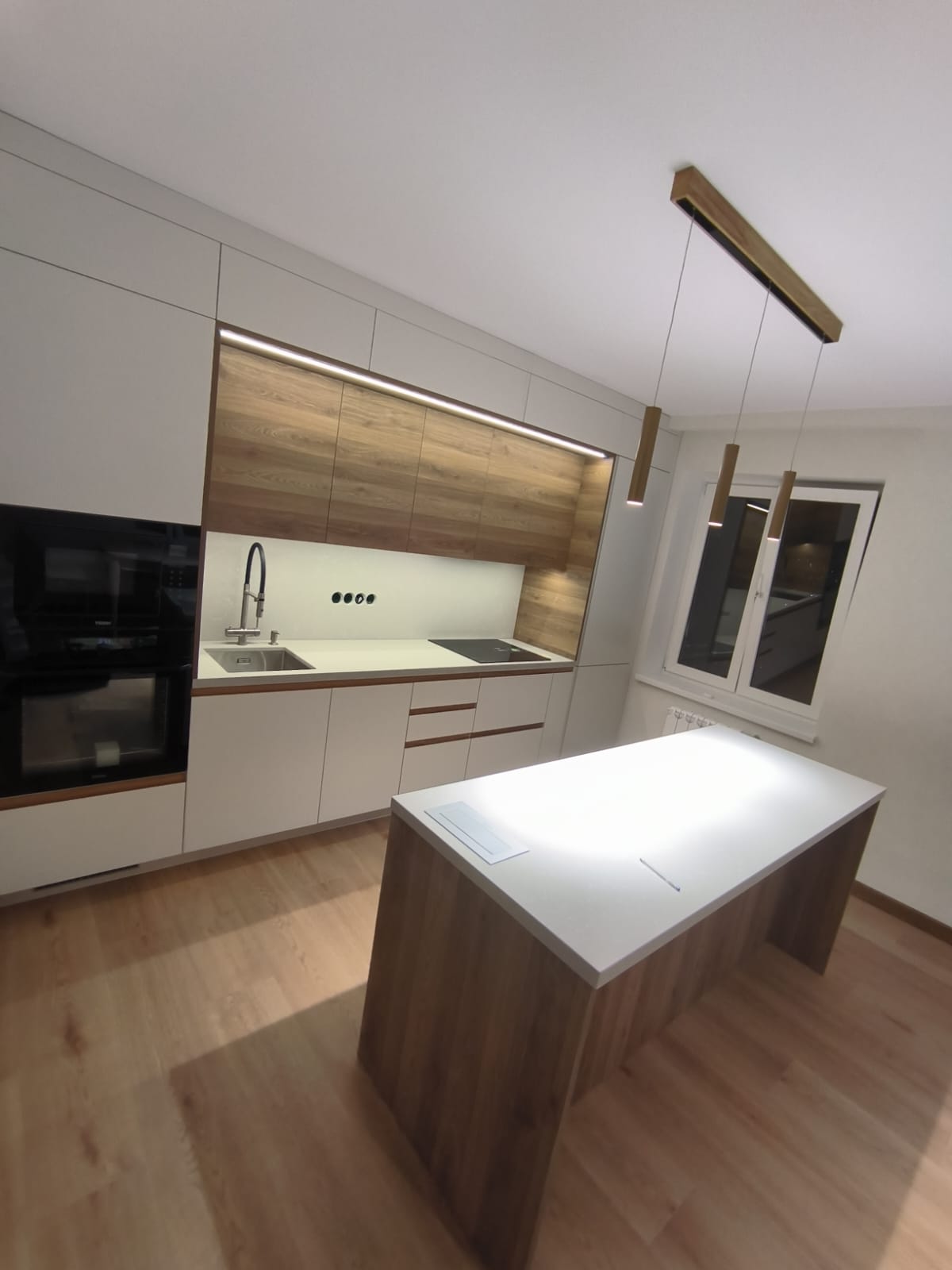 Белая кухня в стиле лофт с островом и вставками под дерево на Абрикосовой, фото - 1