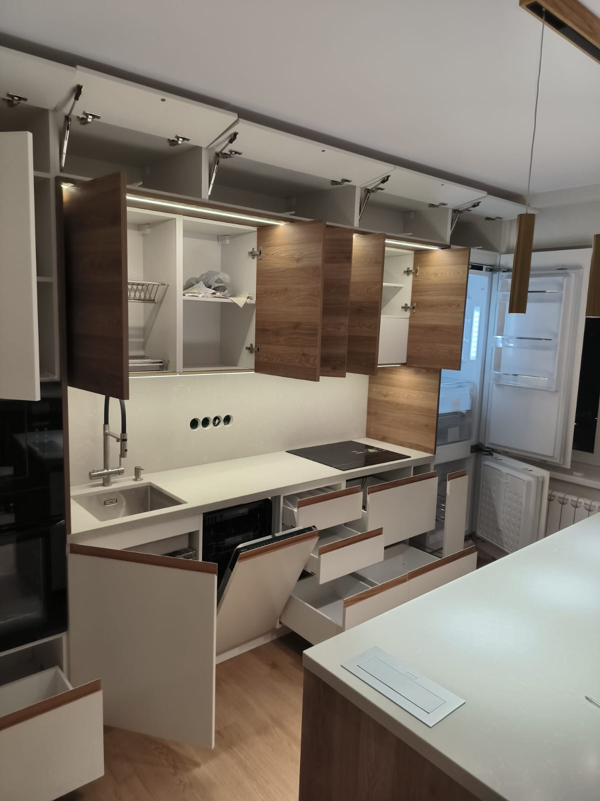 Белая кухня в стиле лофт с островом и вставками под дерево на Абрикосовой, фото - 2