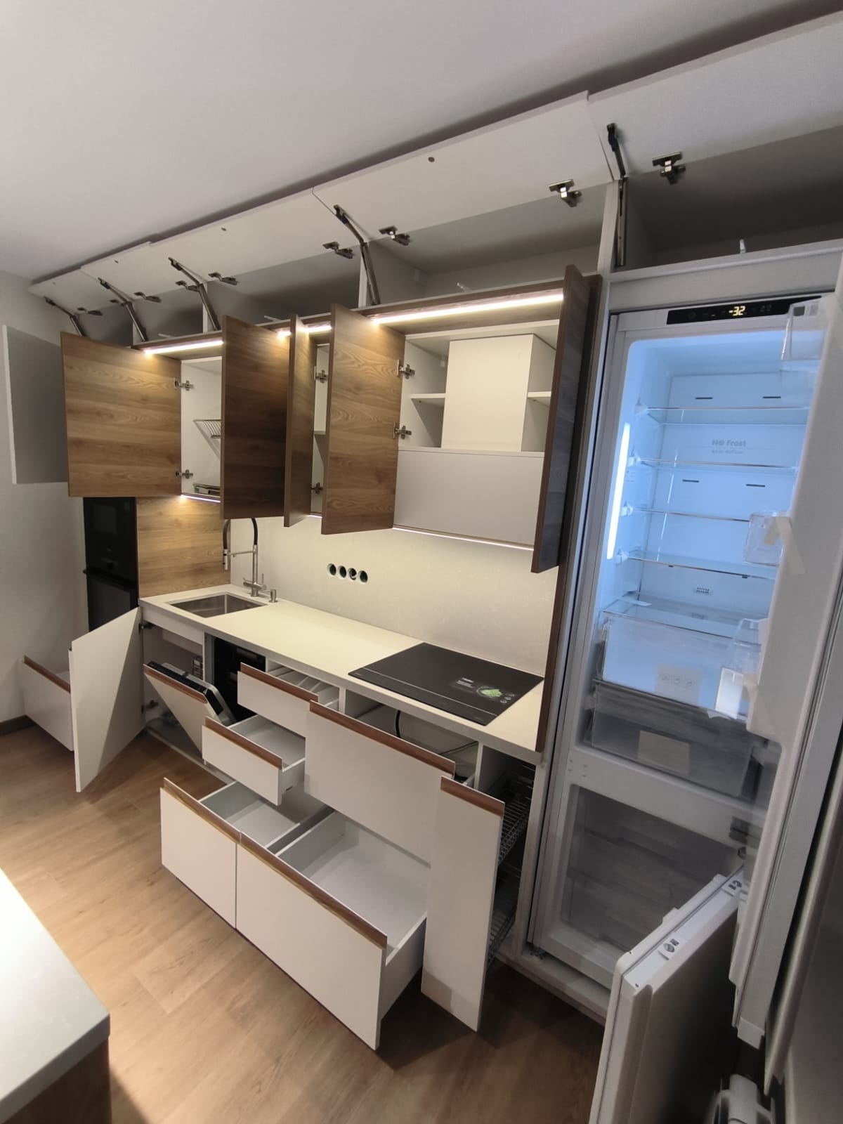 Белая кухня в стиле лофт с островом и вставками под дерево на Абрикосовой, фото - 4