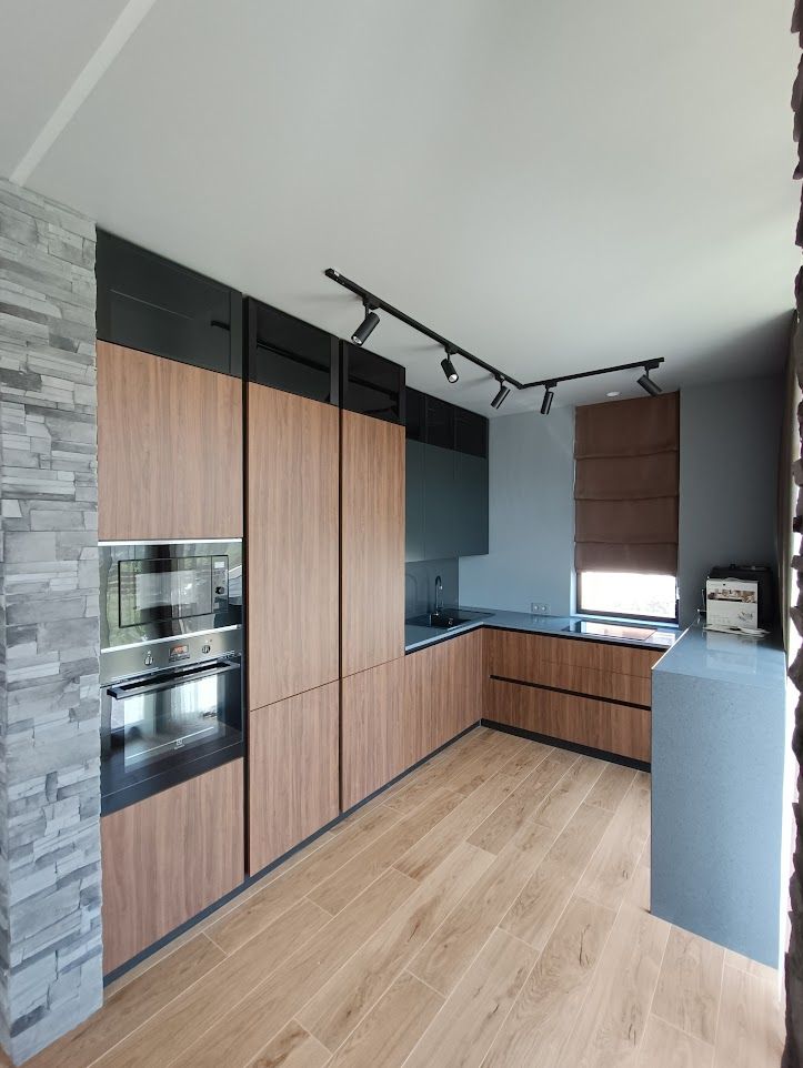 Угловая кухня в стиле лофт в частном доме - фото