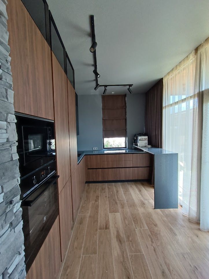 Угловая кухня в стиле лофт в частном доме, фото - 2