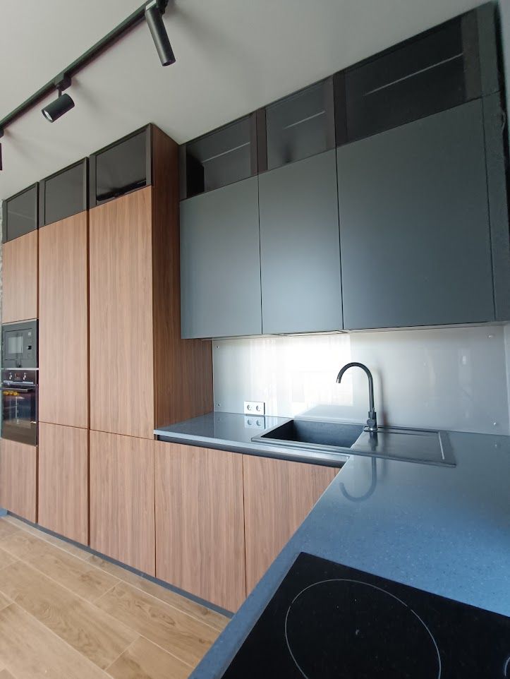 Угловая кухня в стиле лофт в частном доме, фото - 3