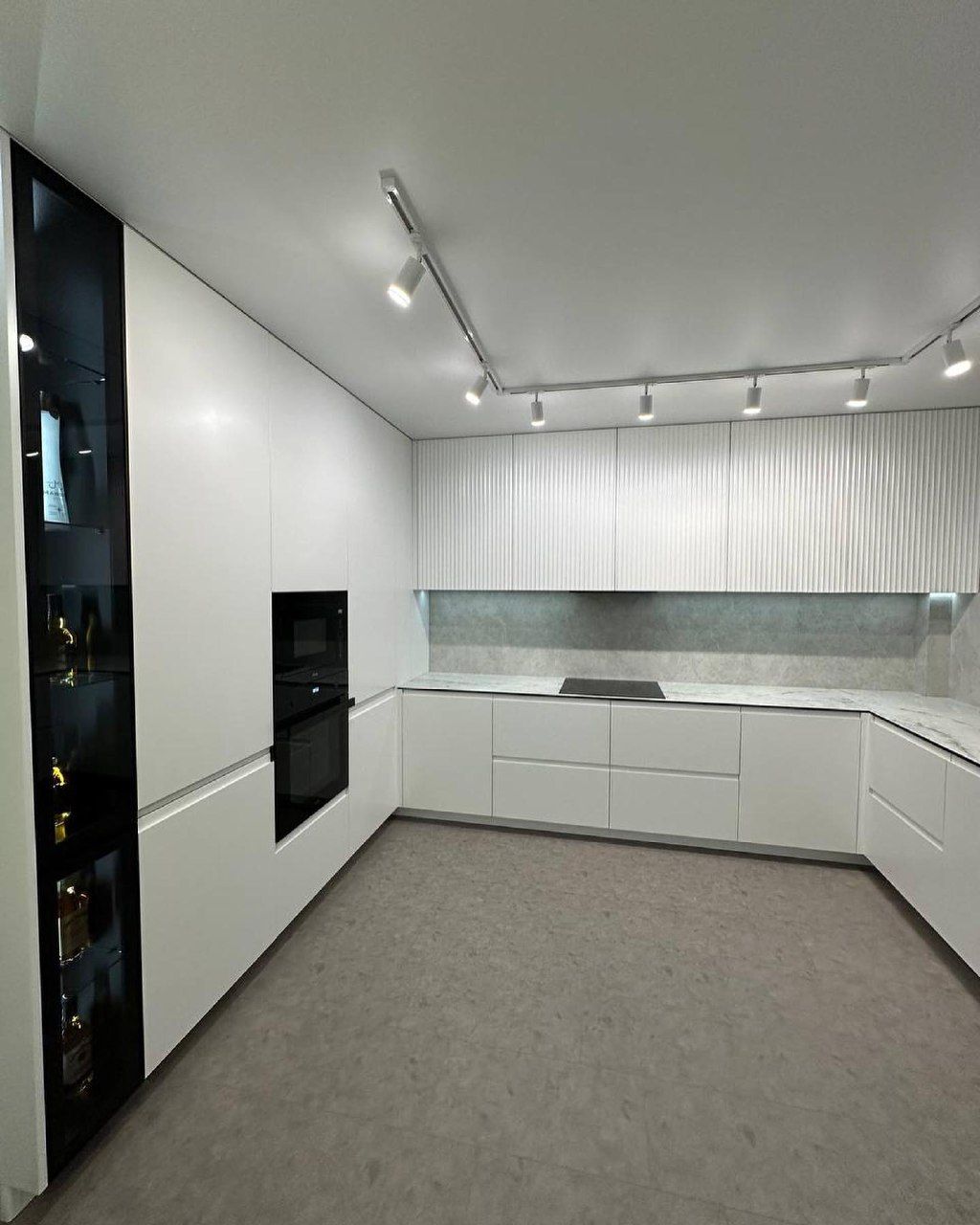 Встроенная кухня в базовом белом цвете, КП Лазурный берег, фото - 1