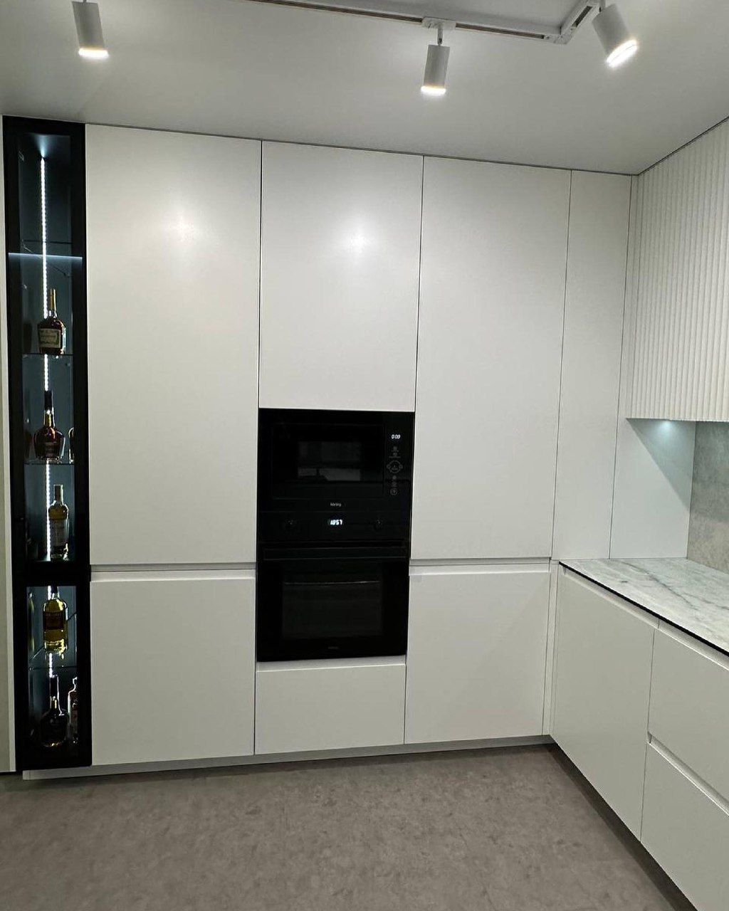 Встроенная кухня в базовом белом цвете, КП Лазурный берег, фото - 2