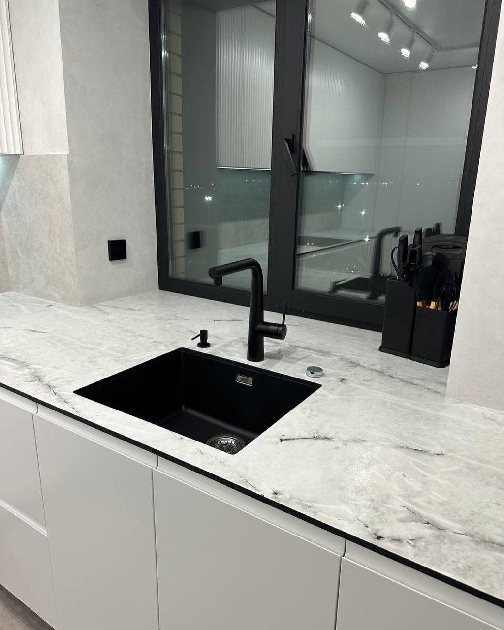 Встроенная кухня в базовом белом цвете, КП Лазурный берег, фото - 3