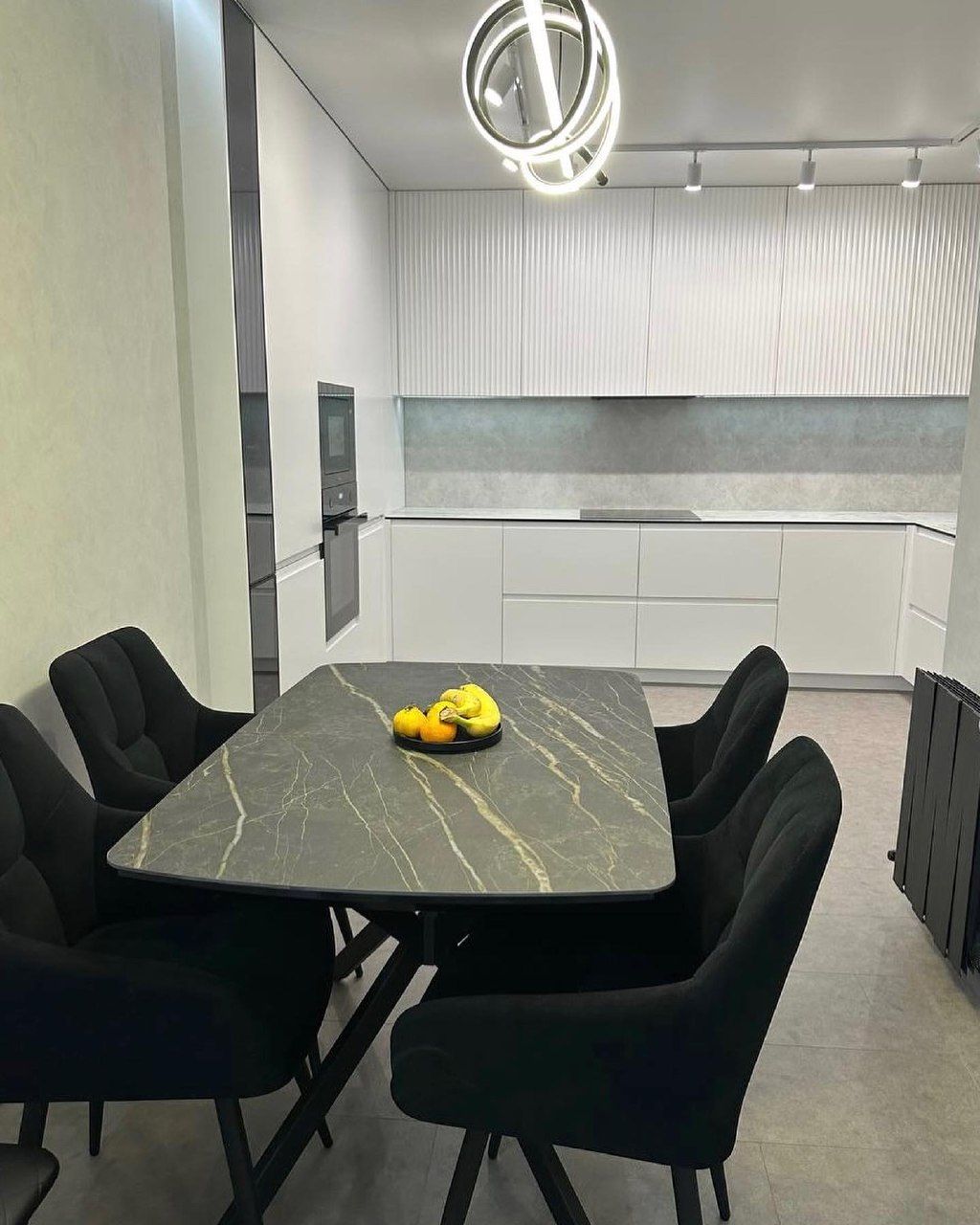 Встроенная кухня в базовом белом цвете, КП «Лазурный берег» - фото