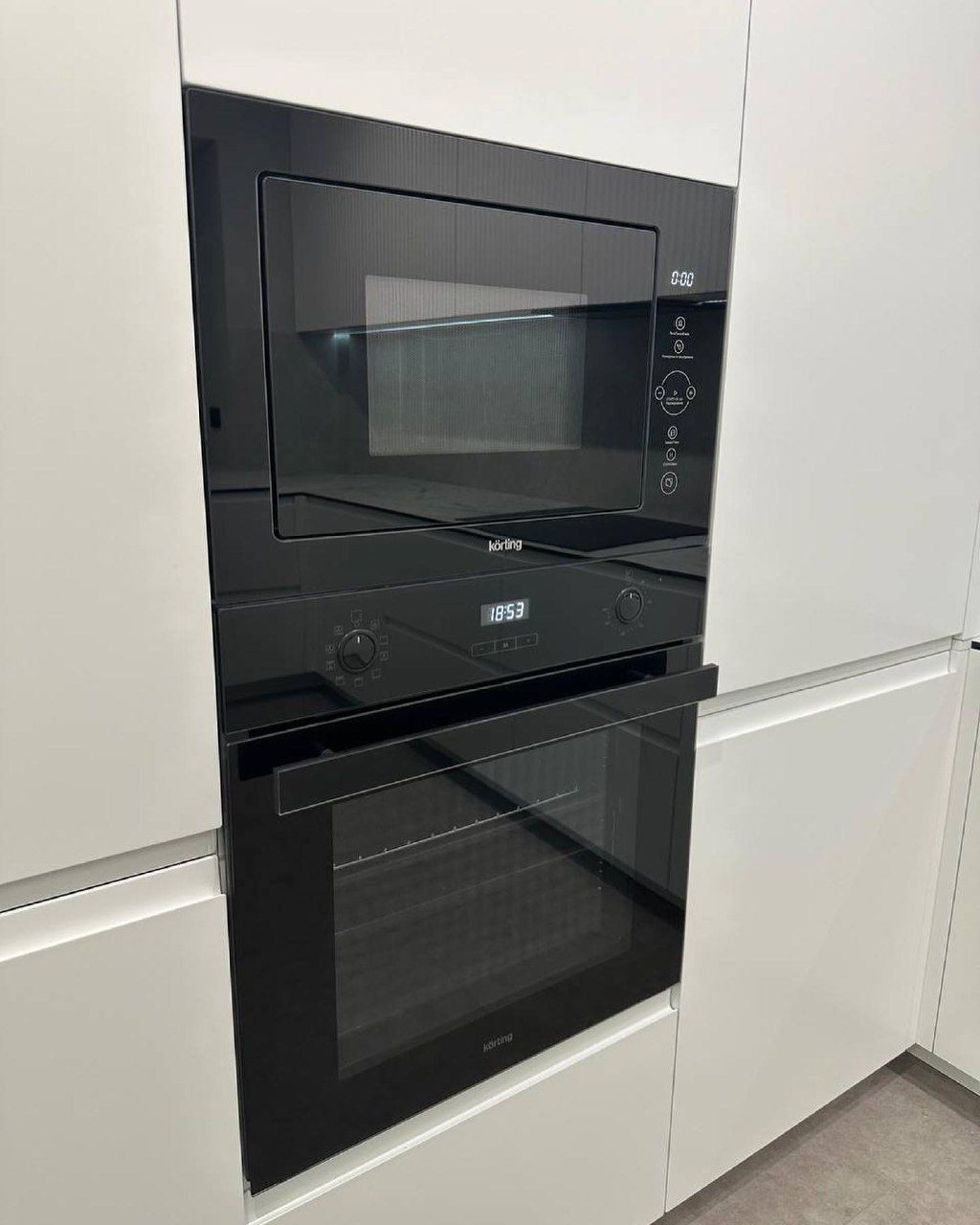 Встроенная кухня в базовом белом цвете, КП Лазурный берег, фото - 5