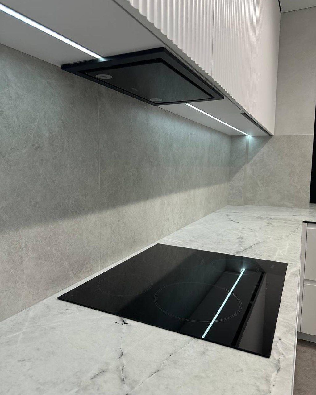 Встроенная кухня в базовом белом цвете, КП Лазурный берег, фото - 4