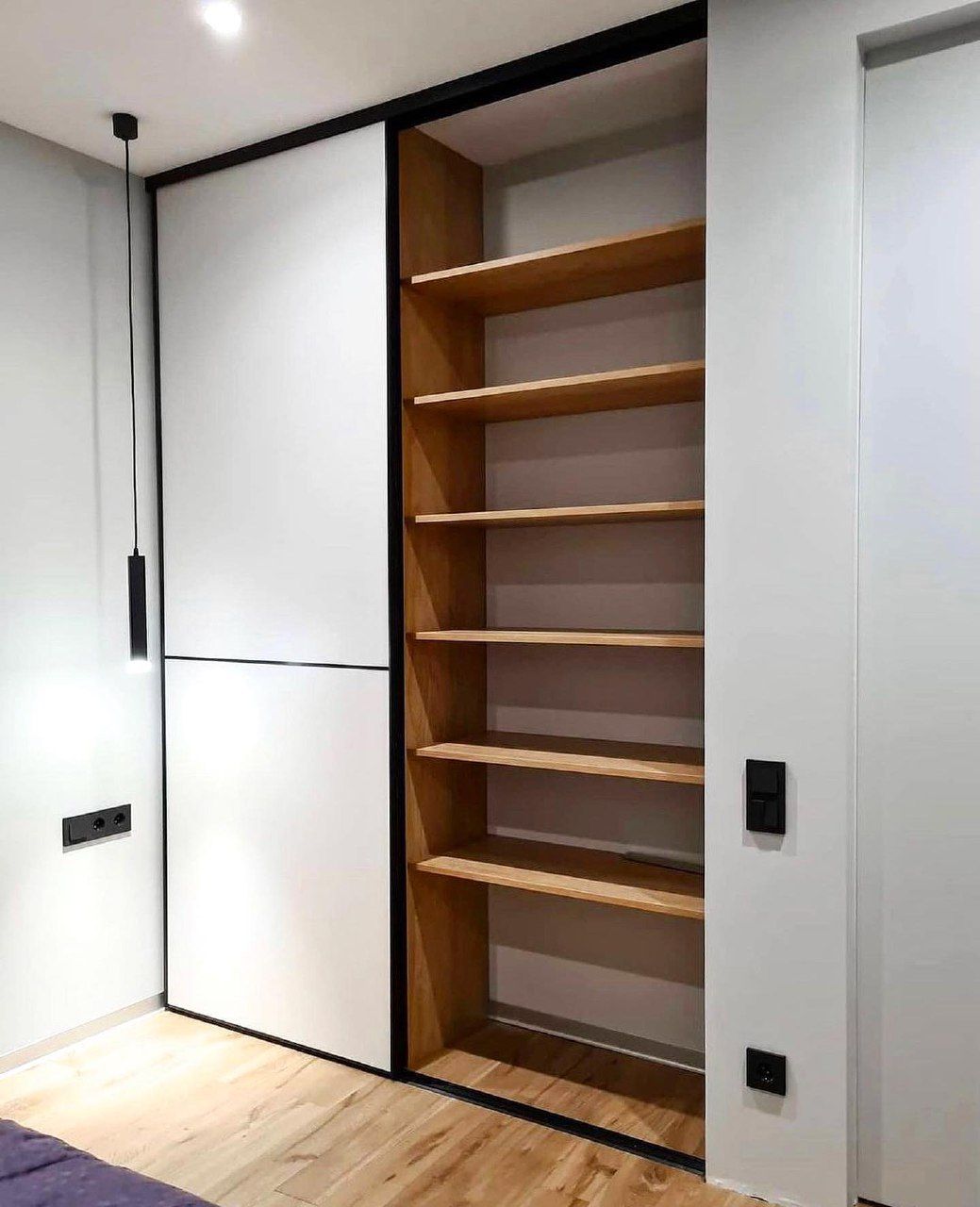 Белый шкаф-купе с корпусной частью цвета Дуб, ЖК Морская симфония, фото - 1