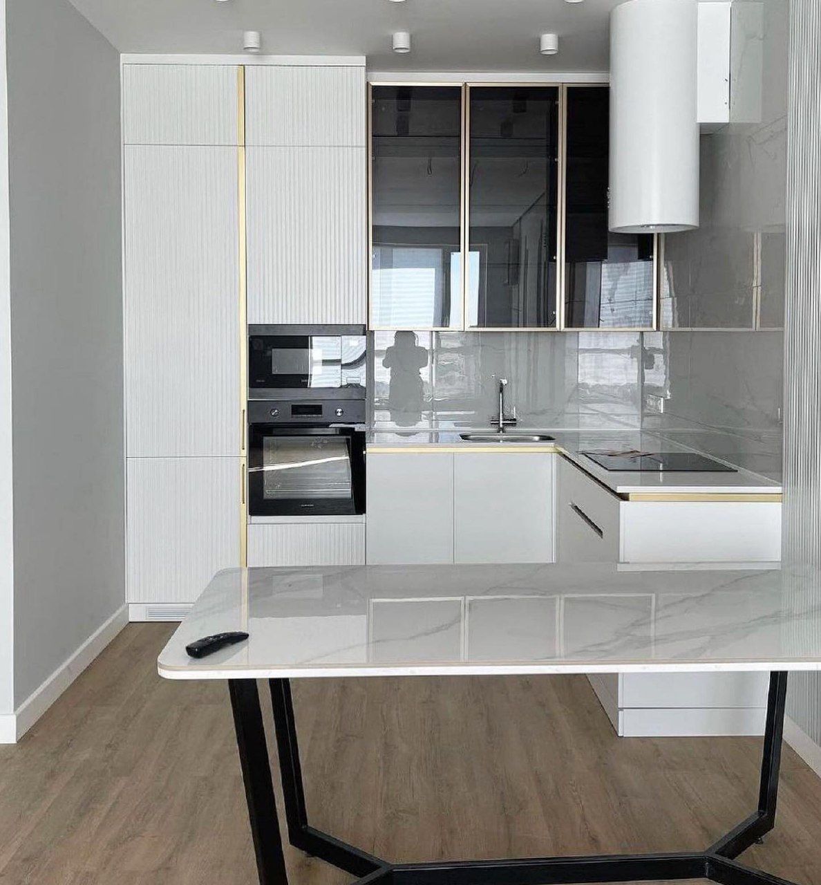 Современная кухня в белом платиновом цвете с затемненными стеклянными вставками, ЖК ‭«Адлер» - фото