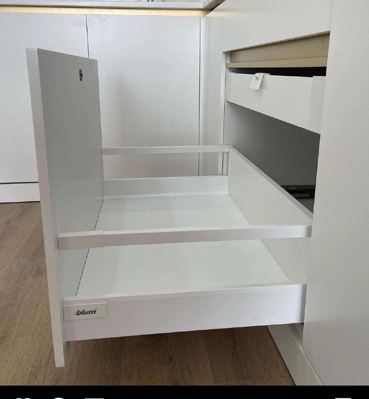 Современная кухня в белом платиновом цвете с затемненными стеклянными вставками, ЖК ‭Адлер, фото - 5