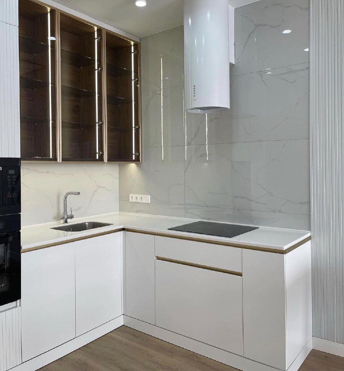 Современная кухня в белом платиновом цвете с затемненными стеклянными вставками, ЖК ‭Адлер, фото - 2