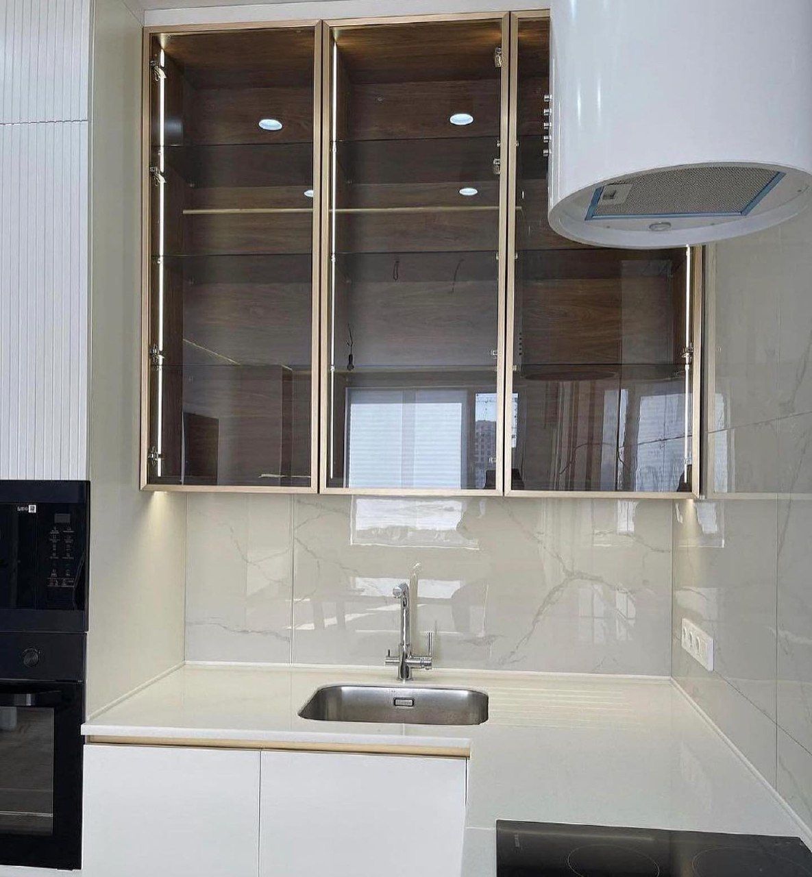 Современная кухня в белом платиновом цвете с затемненными стеклянными вставками, ЖК ‭Адлер, фото - 3