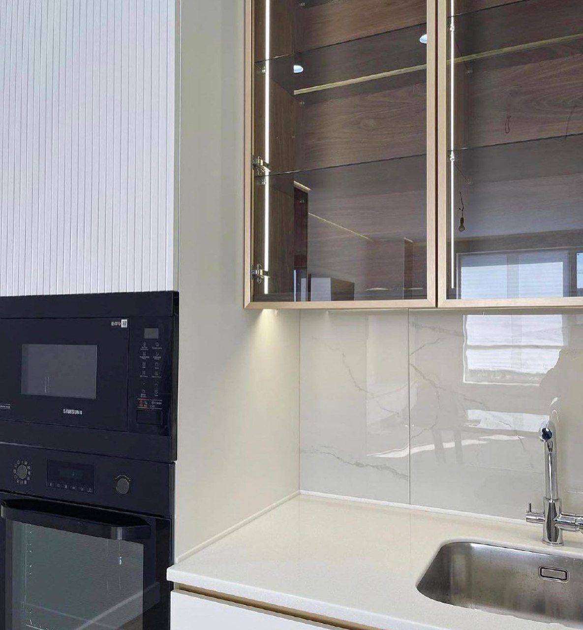 Современная кухня в белом платиновом цвете с затемненными стеклянными вставками, ЖК ‭Адлер, фото - 4