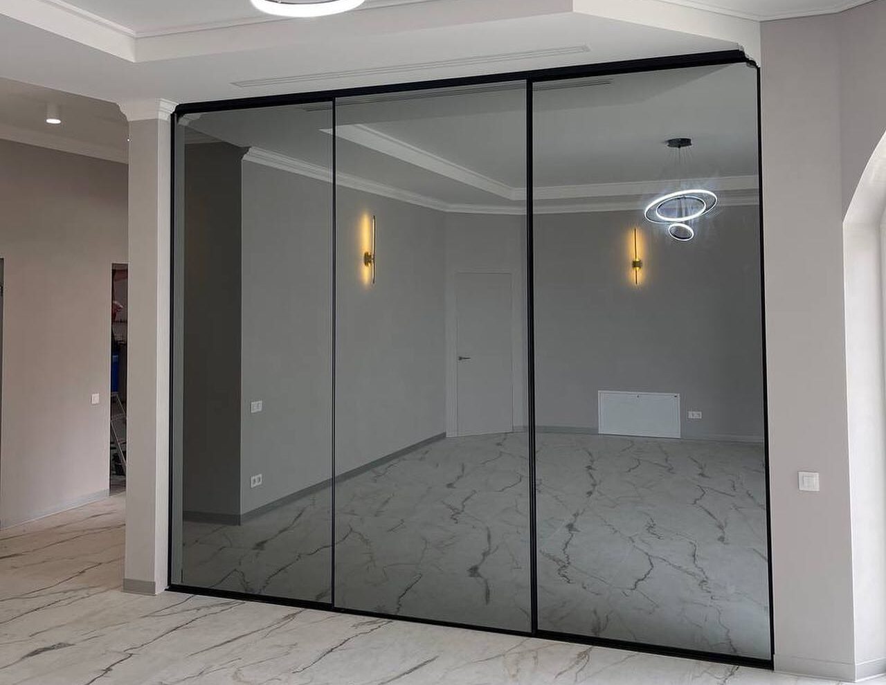 Современный шкаф-купе-гардеробная с алюминиевым профилем в черном цвете, ЖК «Курортный» - фото