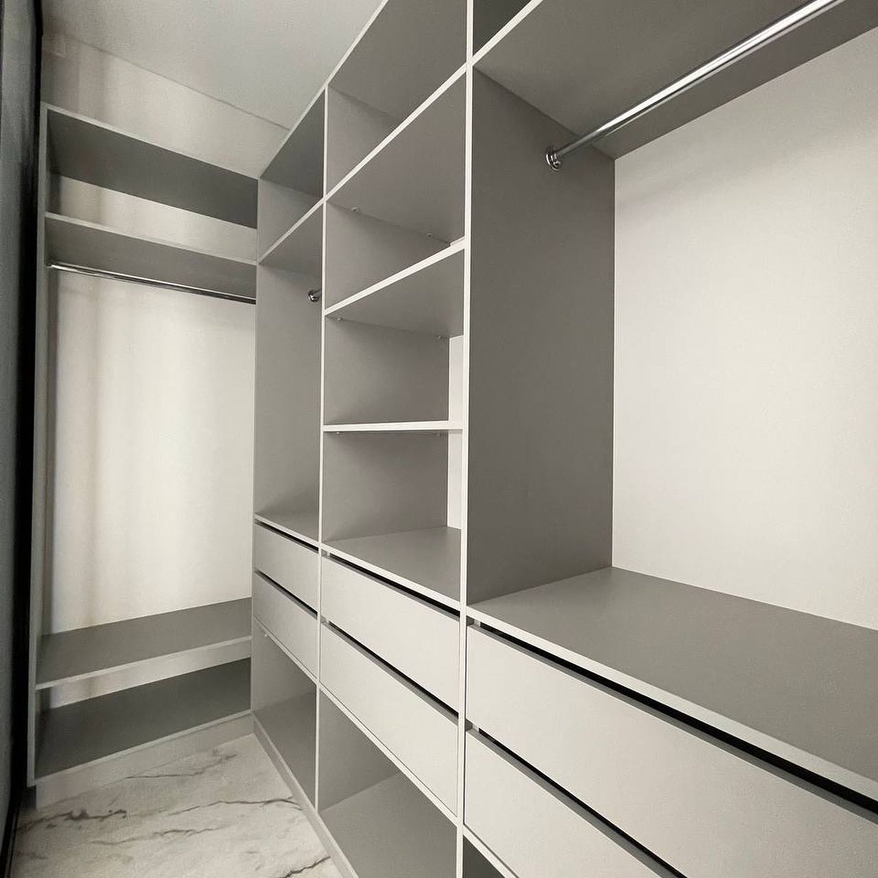 Современный шкаф-купе-гардеробная с алюминиевым профилем в черном цвете, ЖК Курортный, фото - 2