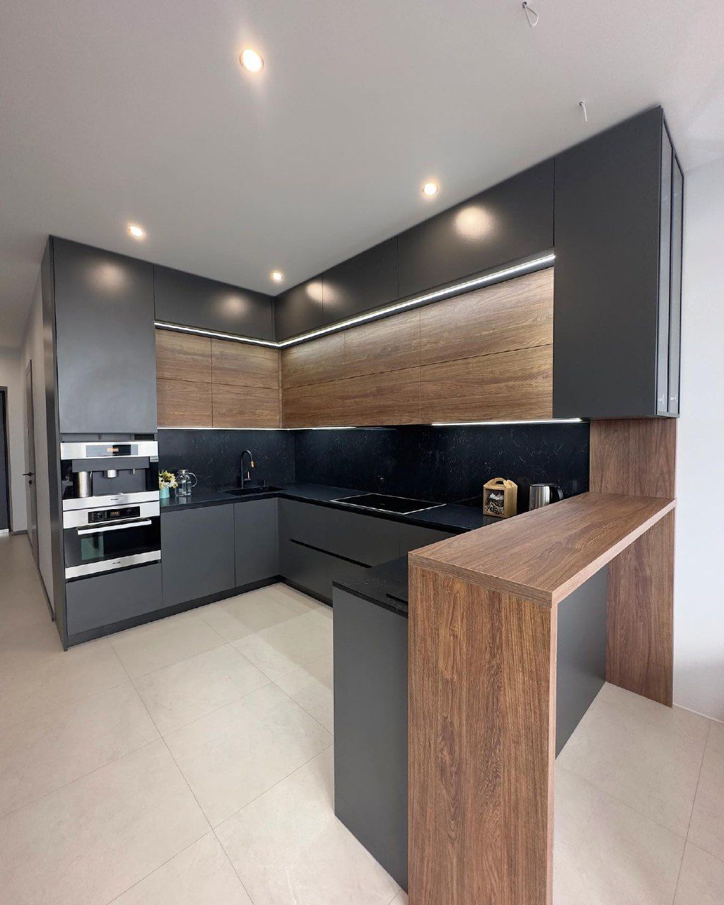 П-образная кухня в современном стиле, ЖК ‭Актер, фото - 1