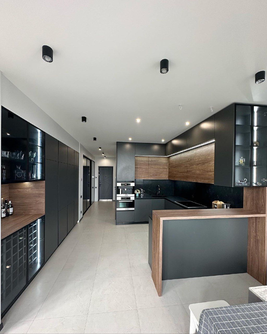 П-образная кухня в современном стиле, ЖК ‭«Актер» - фото