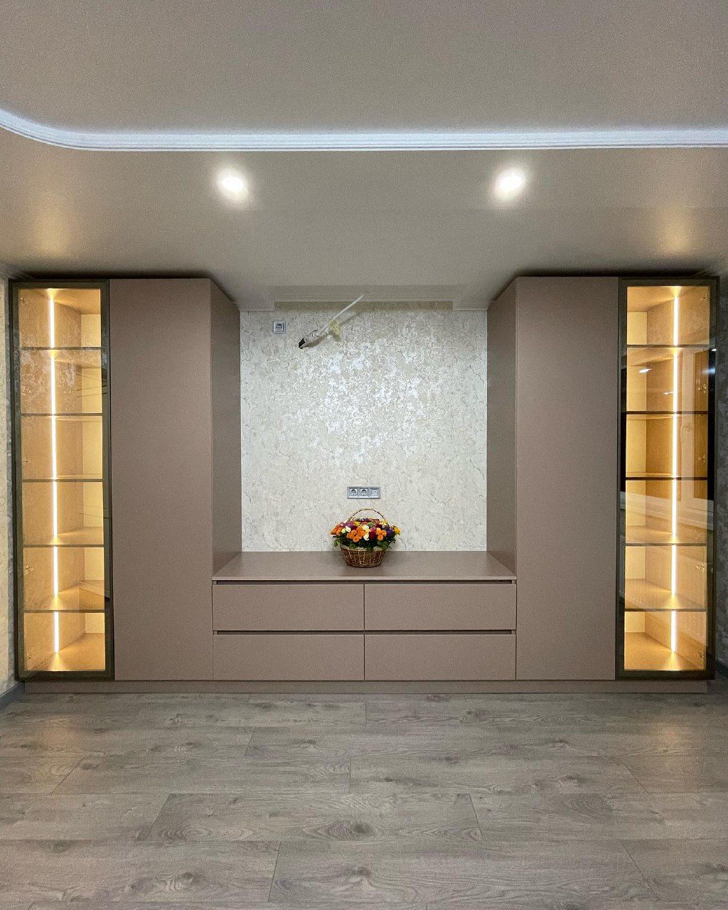 Современный шкаф-ТВ-зона в гостиную - фото