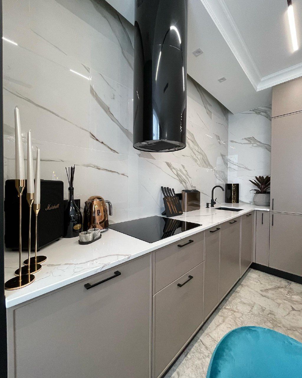 Бежевая кухня с островом и столешницей из искусственного камня, фото - 2