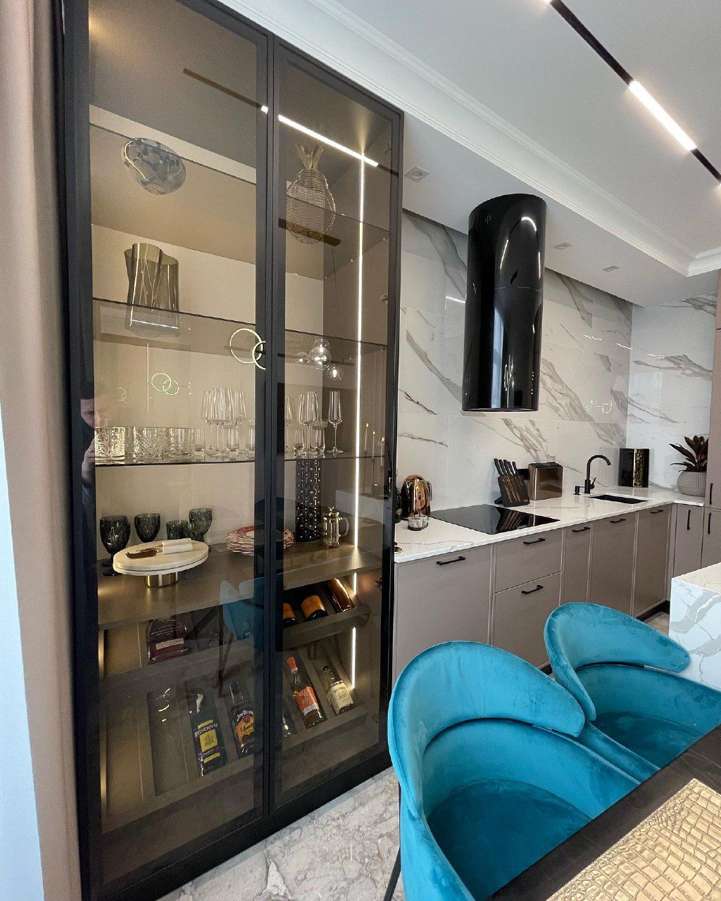 Бежевая кухня с островом и столешницей из искусственного камня, фото - 4