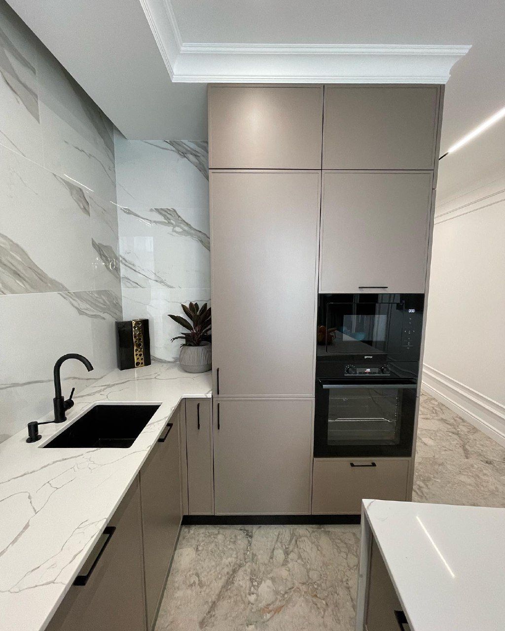 Бежевая кухня с островом и столешницей из искусственного камня, фото - 3