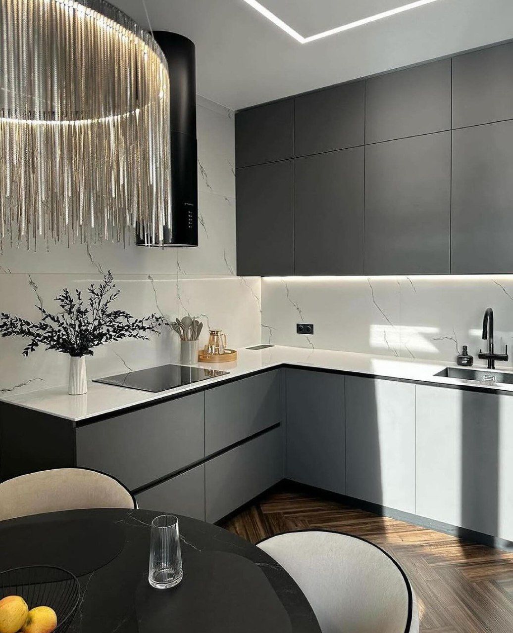 Угловая кухня в сером цвете со столешницей из искусственного камня, ЖК ‭«СанСити» - фото