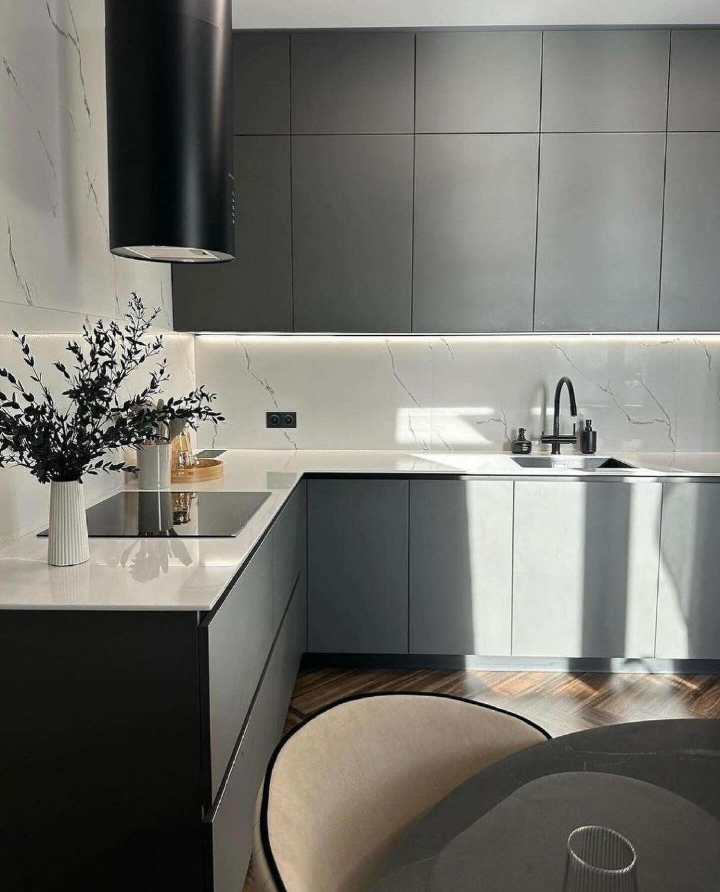 Угловая кухня в сером цвете со столешницей из искусственного камня, ЖК ‭СанСити, фото - 2