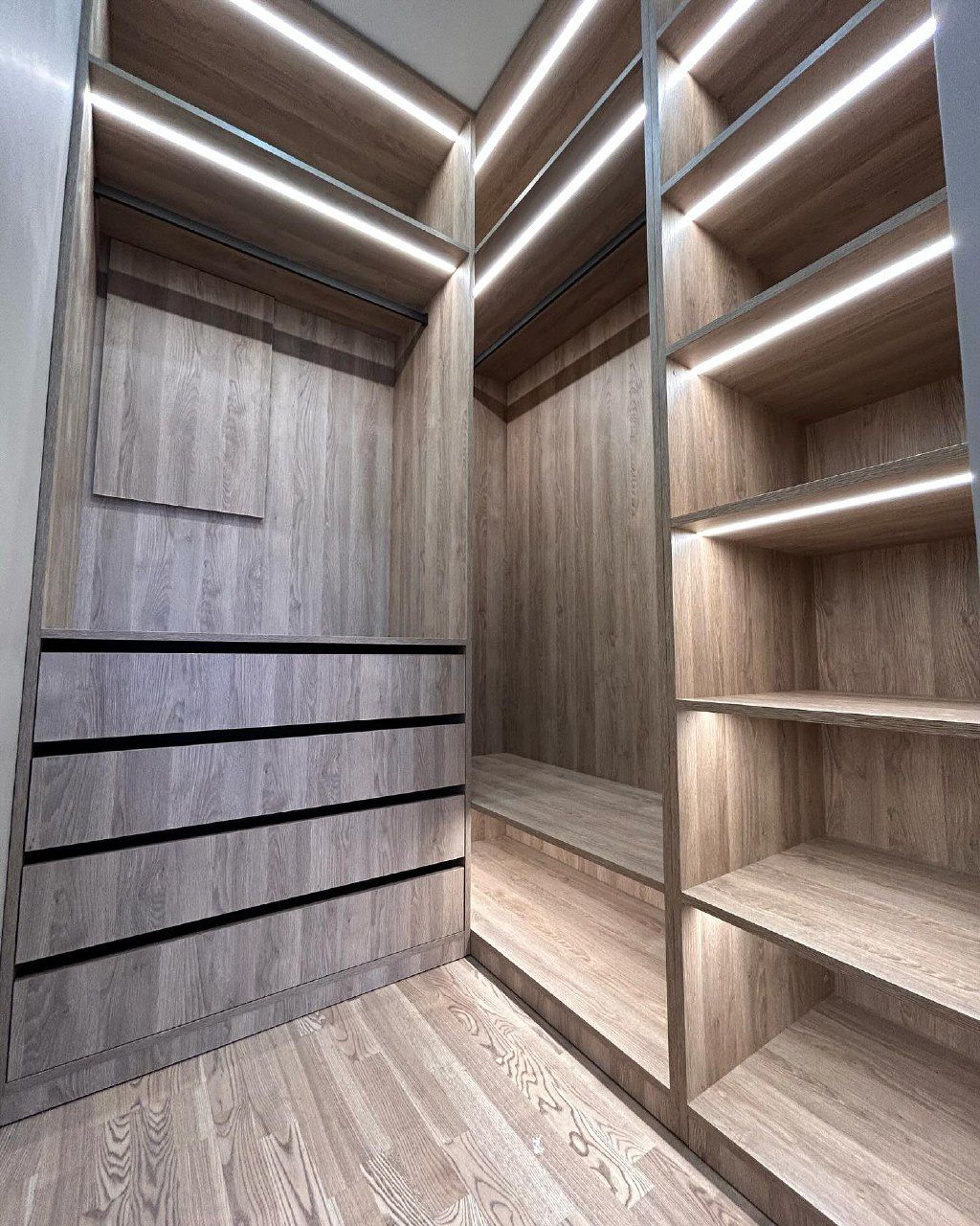 Гардеробная в современном стиле, ЖК «Посейдон» - фото