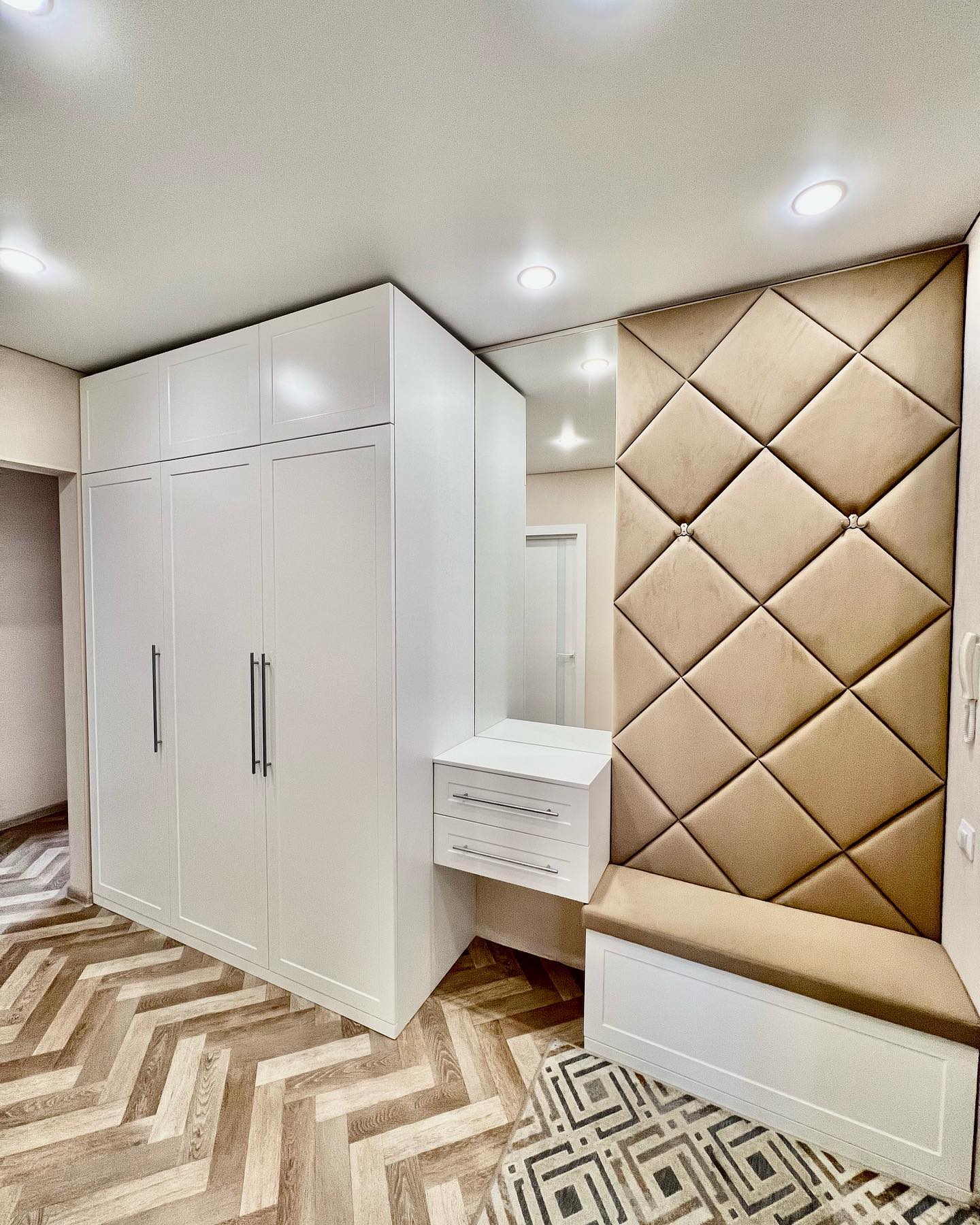 Прихожая в белом платиновом цвете с элегантным дизайном - фото