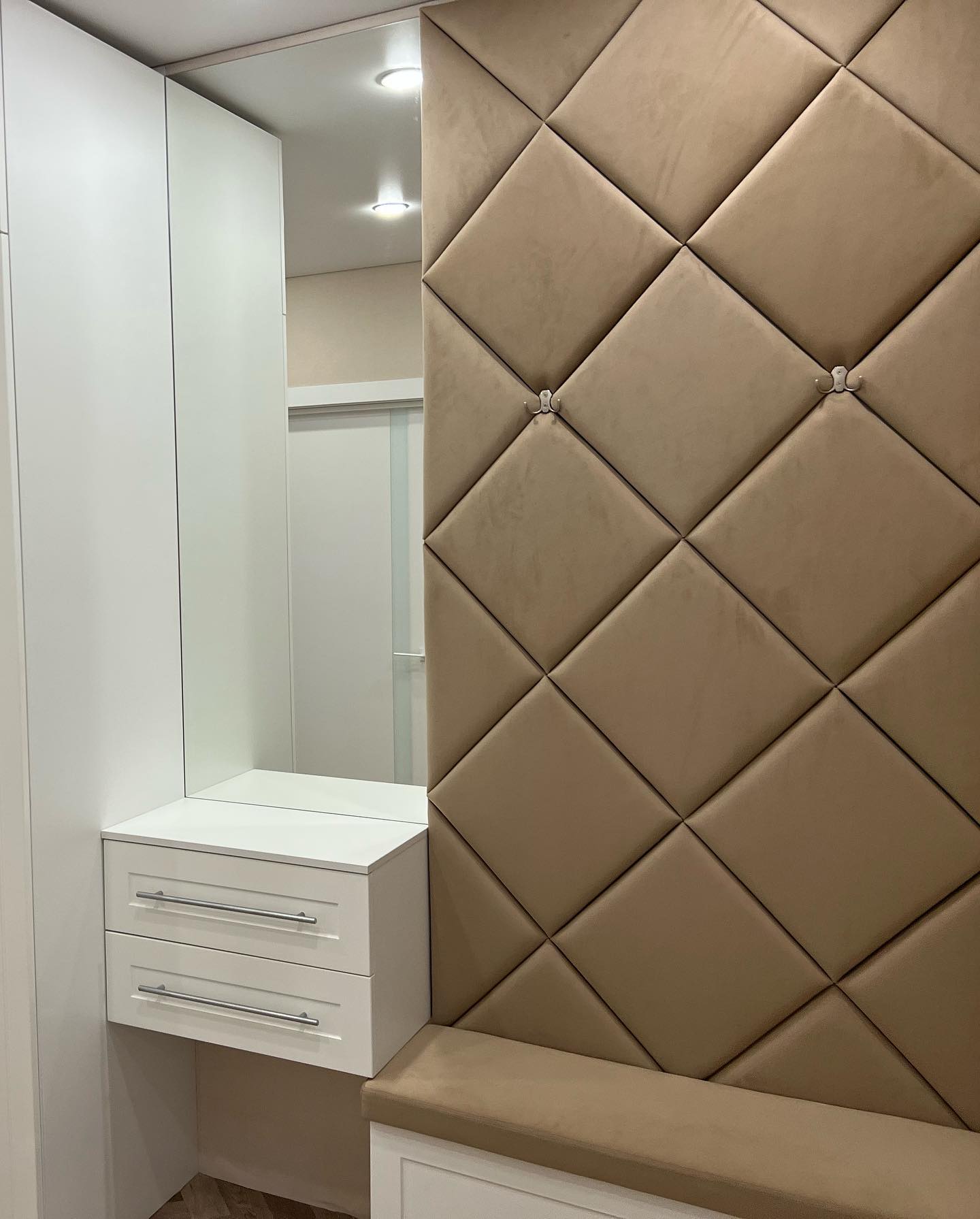 Прихожая в белом платиновом цвете с элегантным дизайном, фото - 2