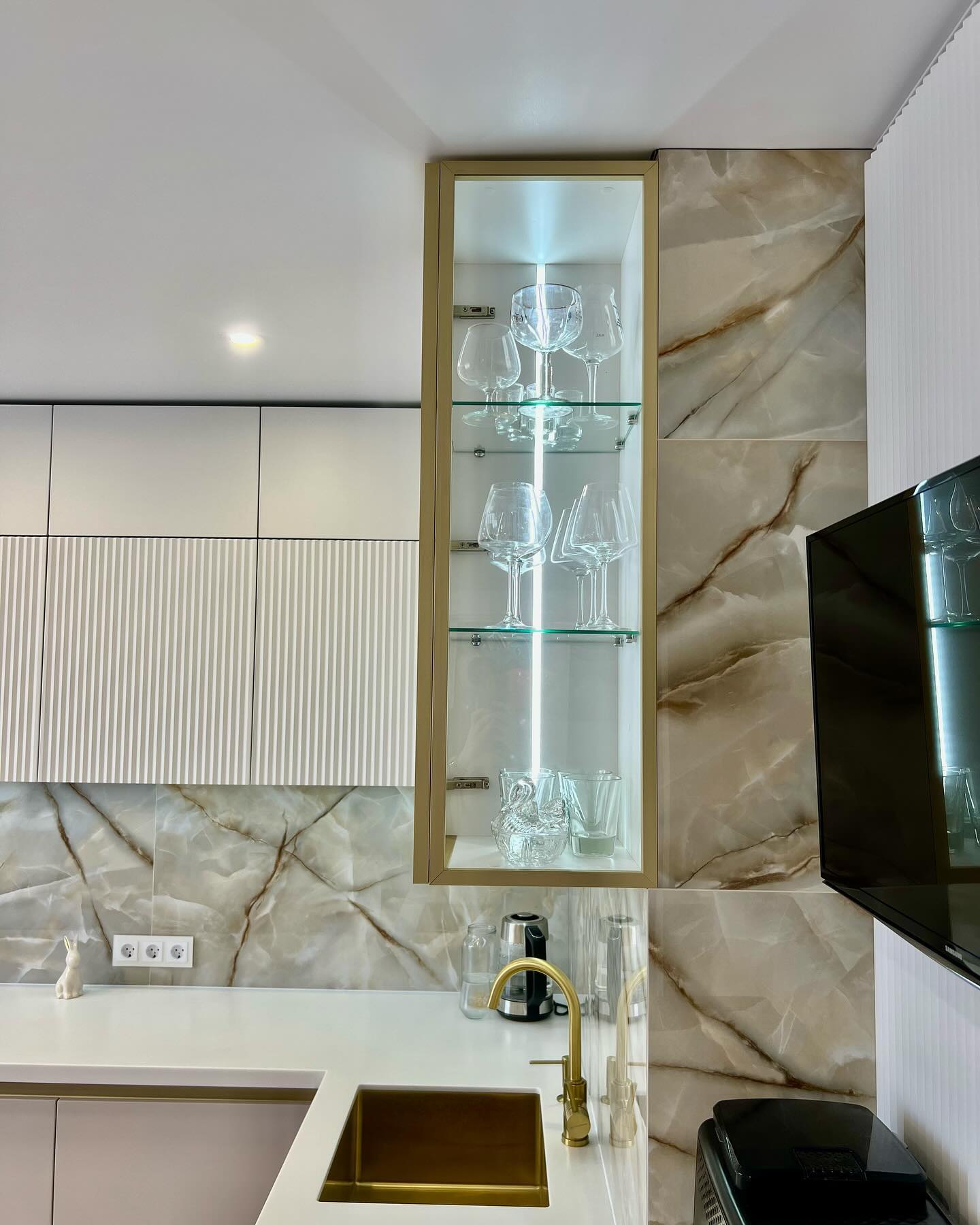 Современная кухня в белом платиновом цвете, ЖК Фестивальный, фото - 2