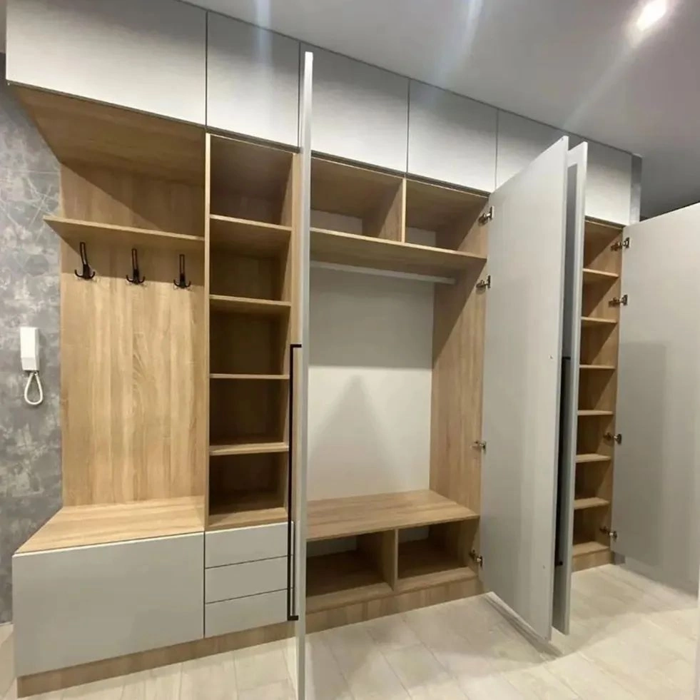 Белый шкаф в прихожую со вставками под дерево, фото - 1