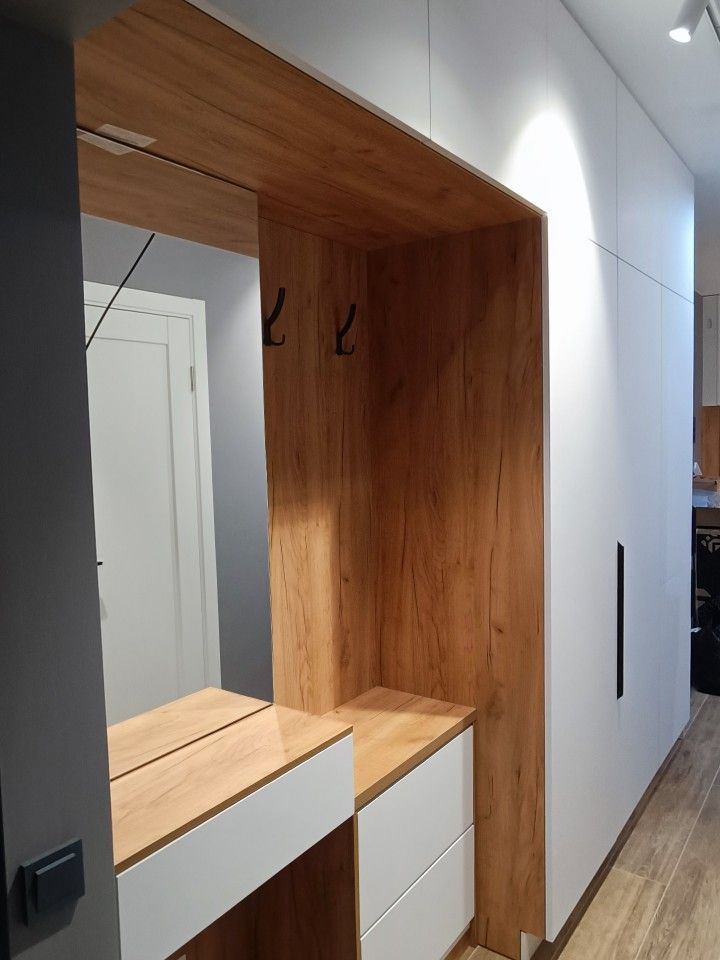 Шкаф в прихожую с обувницей и консоль-зеркало - фото