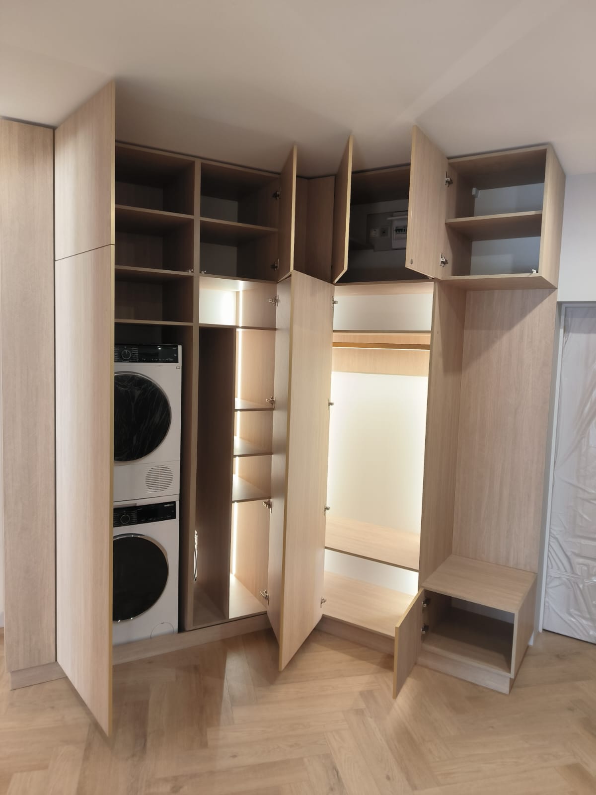 Шкаф в прихожую с LED-подсветкой, фото - 3