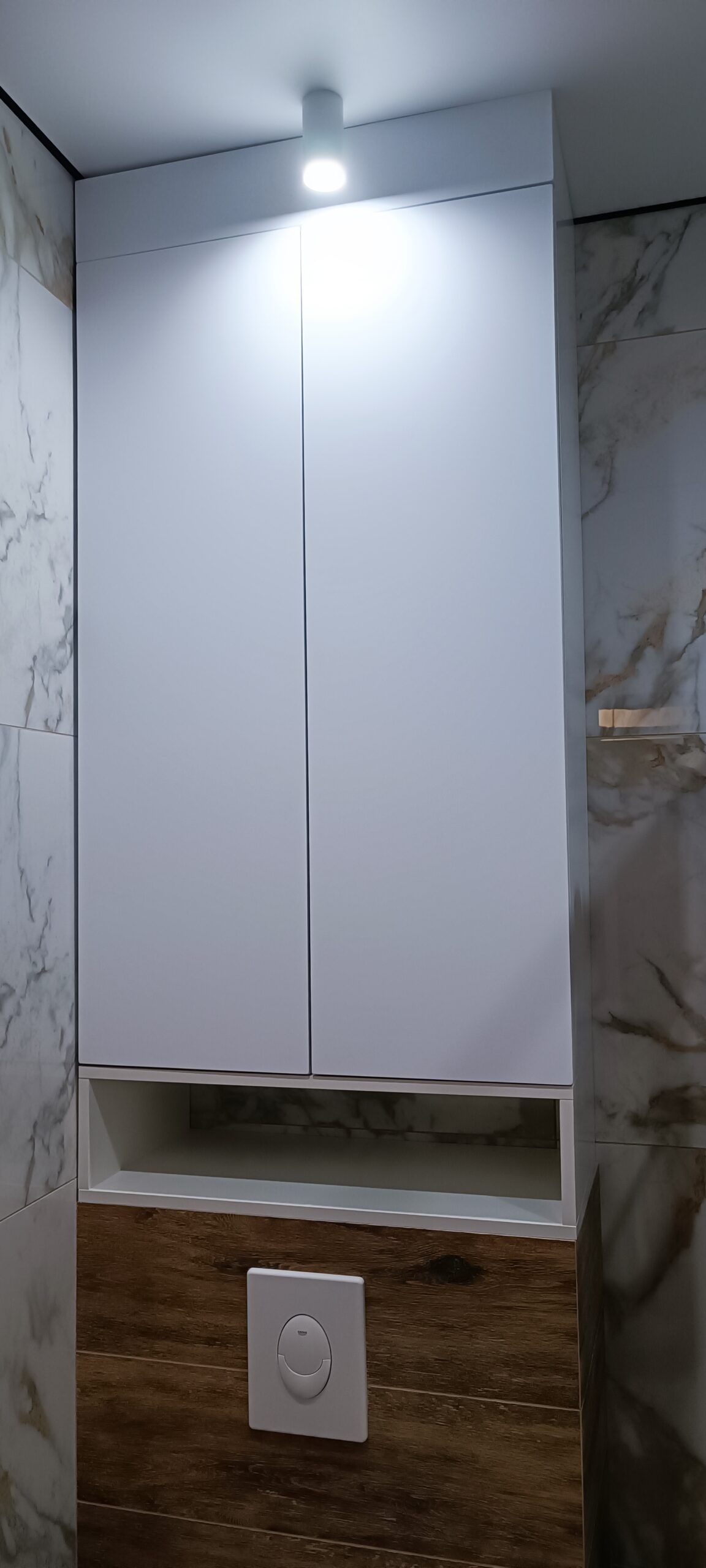 Шкаф над инсталляцией с открытой полкой в туалетную комнату - фото