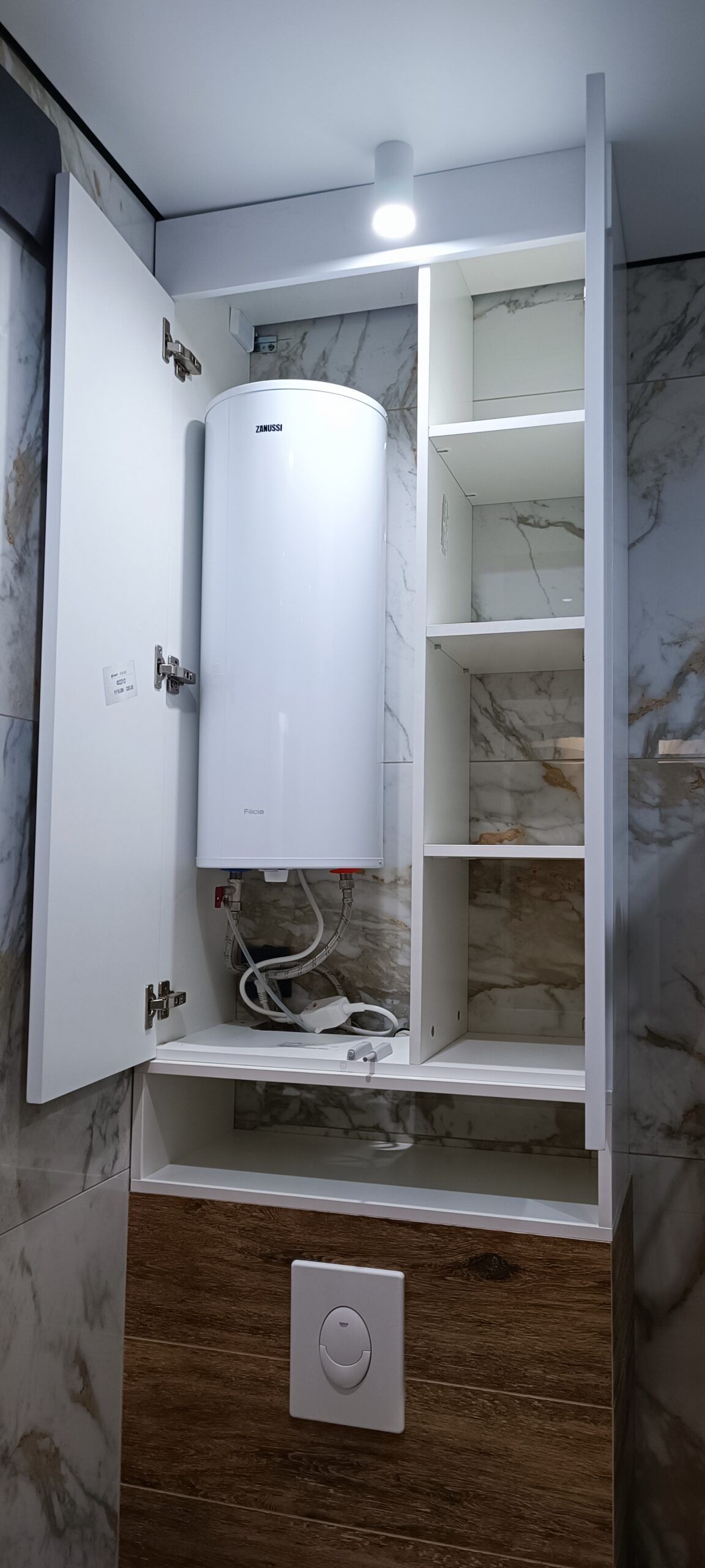 Шкаф над инсталляцией с открытой полкой в туалетную комнату, фото - 1