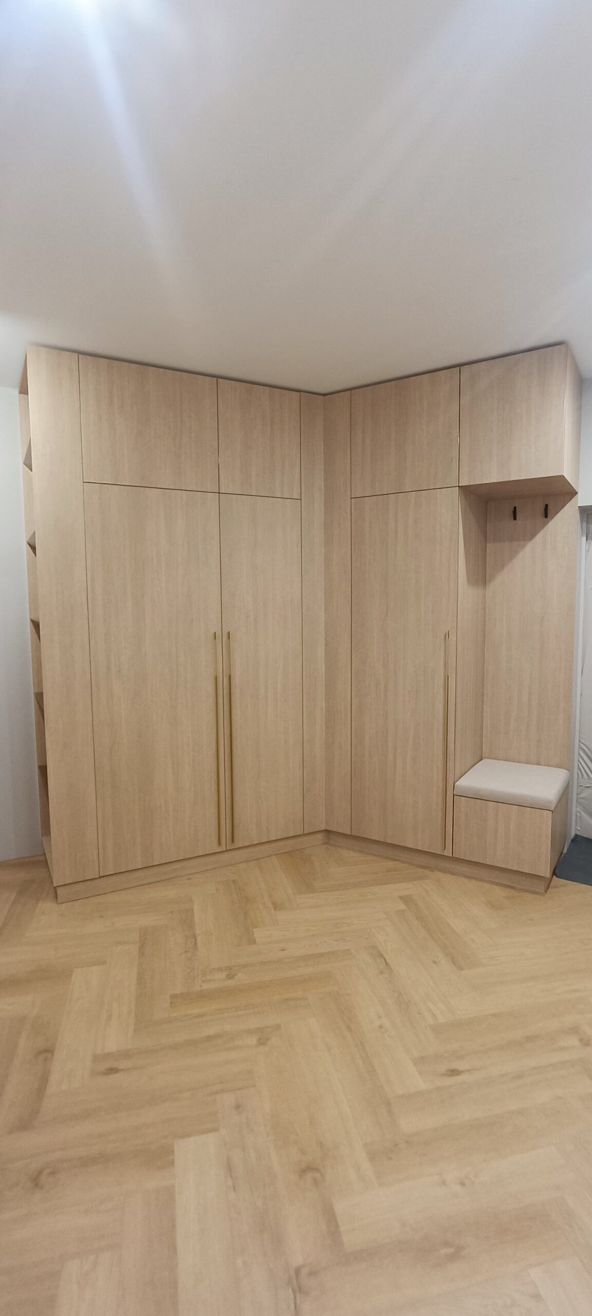 Шкаф в прихожую с LED-подсветкой - фото