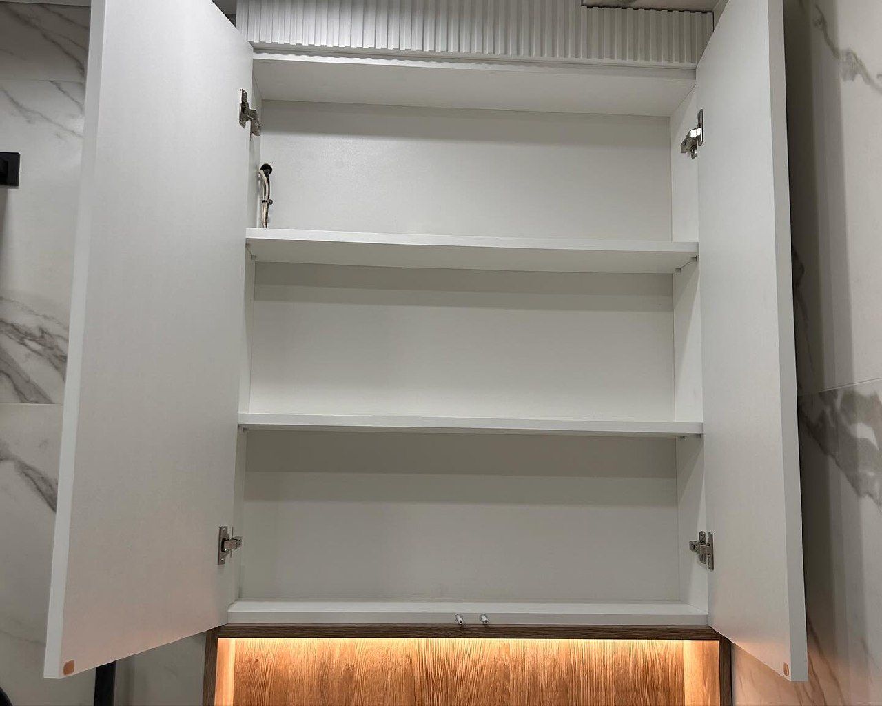 Современная мебель в туалетную комнату в цветах Базовый белый и Дуб Гладстоун, фото - 2