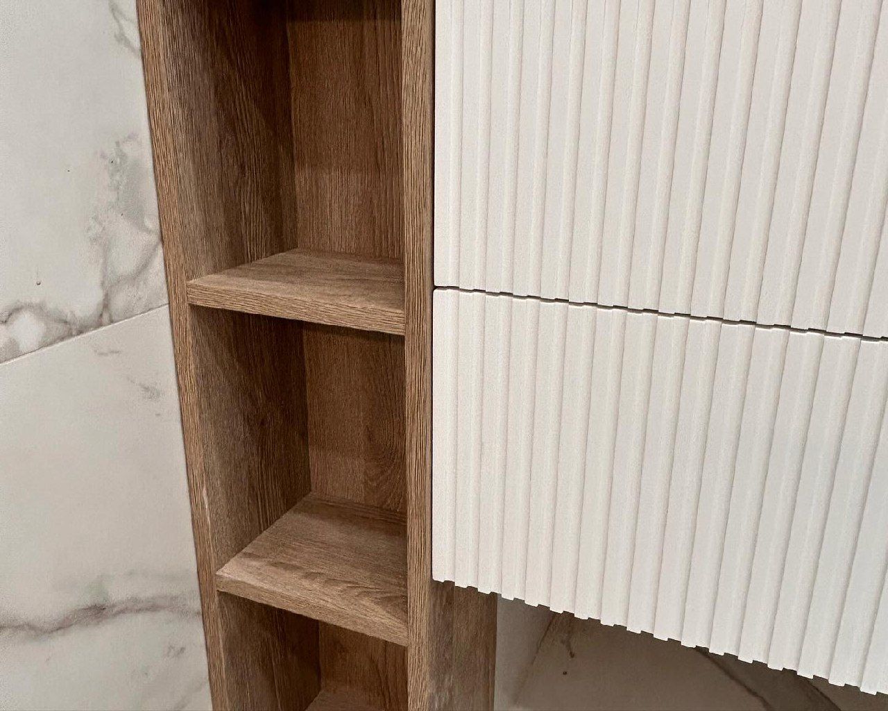 Современная мебель в туалетную комнату в цветах Базовый белый и Дуб Гладстоун, фото - 6