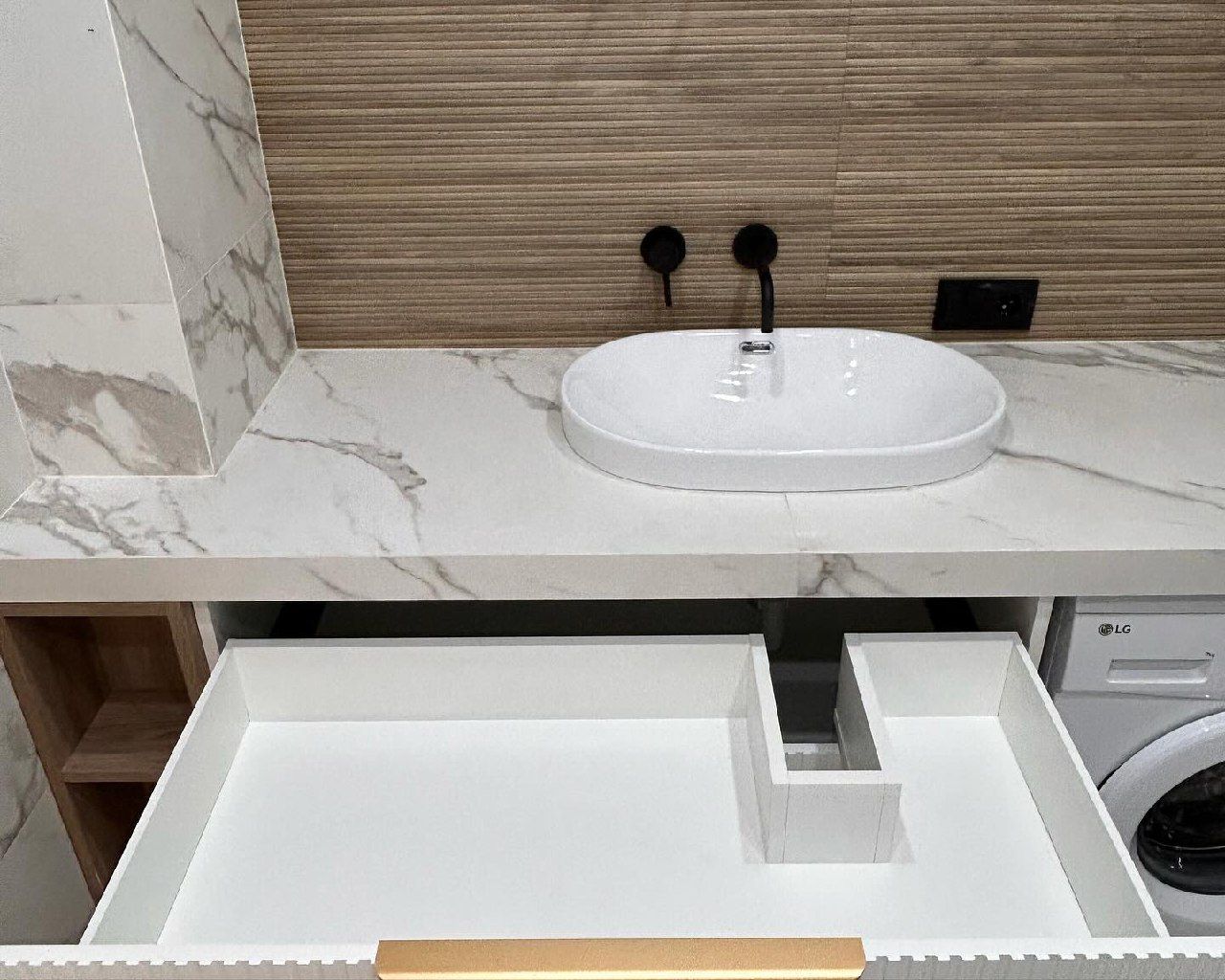 Современная мебель в туалетную комнату в цветах Базовый белый и Дуб Гладстоун, фото - 5