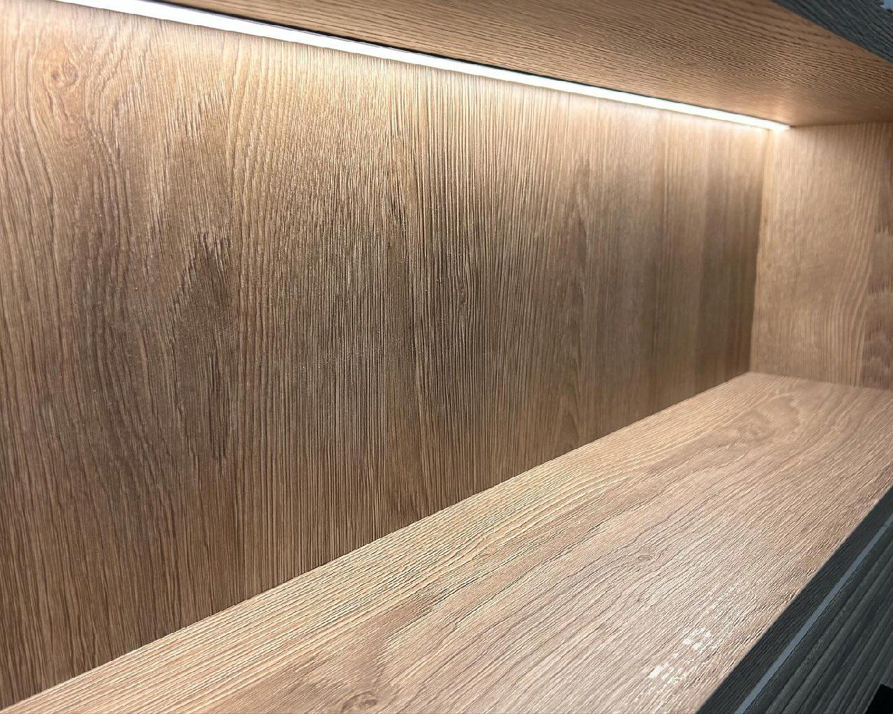 Современная мебель в туалетную комнату в цветах Базовый белый и Дуб Гладстоун, фото - 3