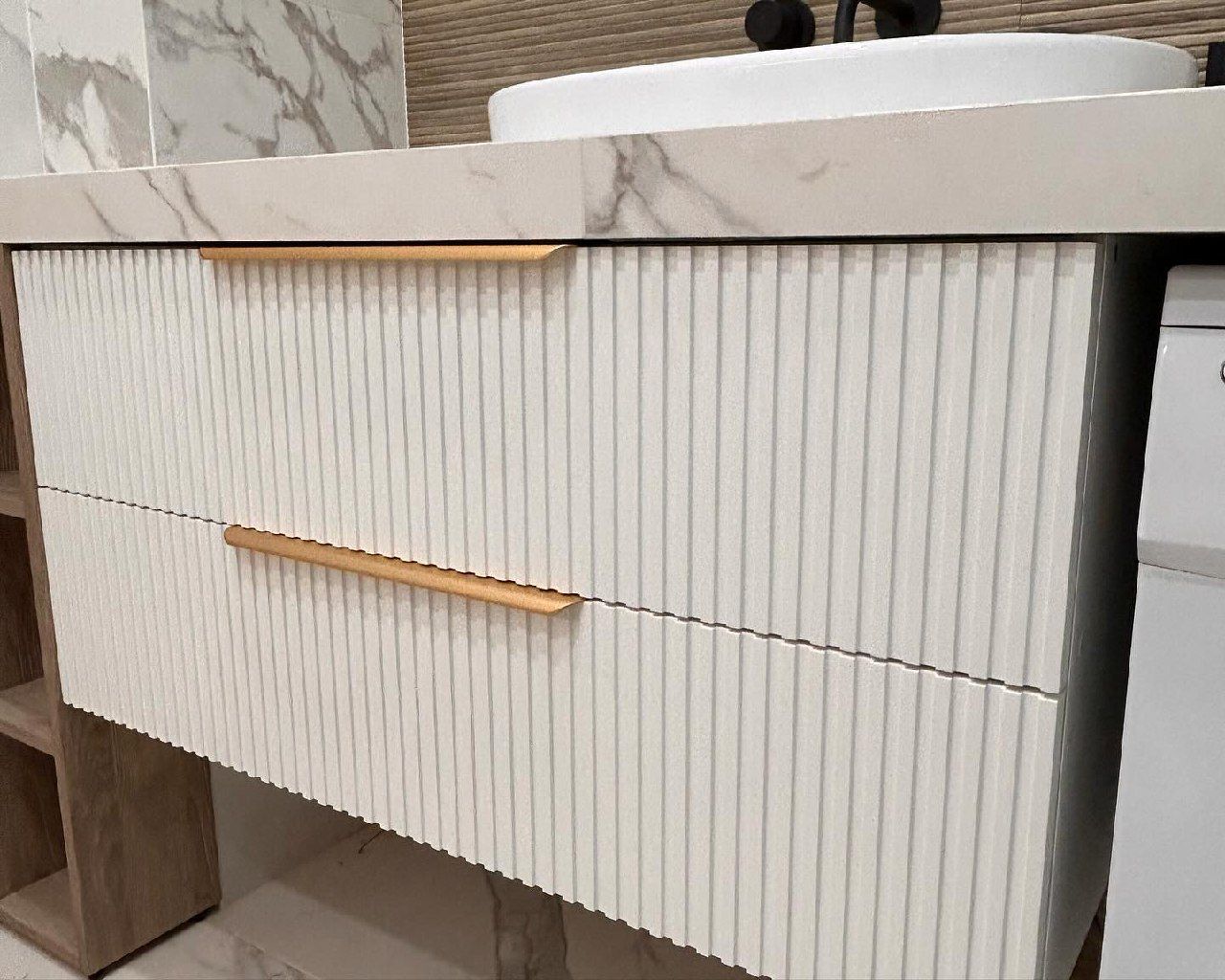 Современная мебель в туалетную комнату в цветах Базовый белый и Дуб Гладстоун, фото - 4