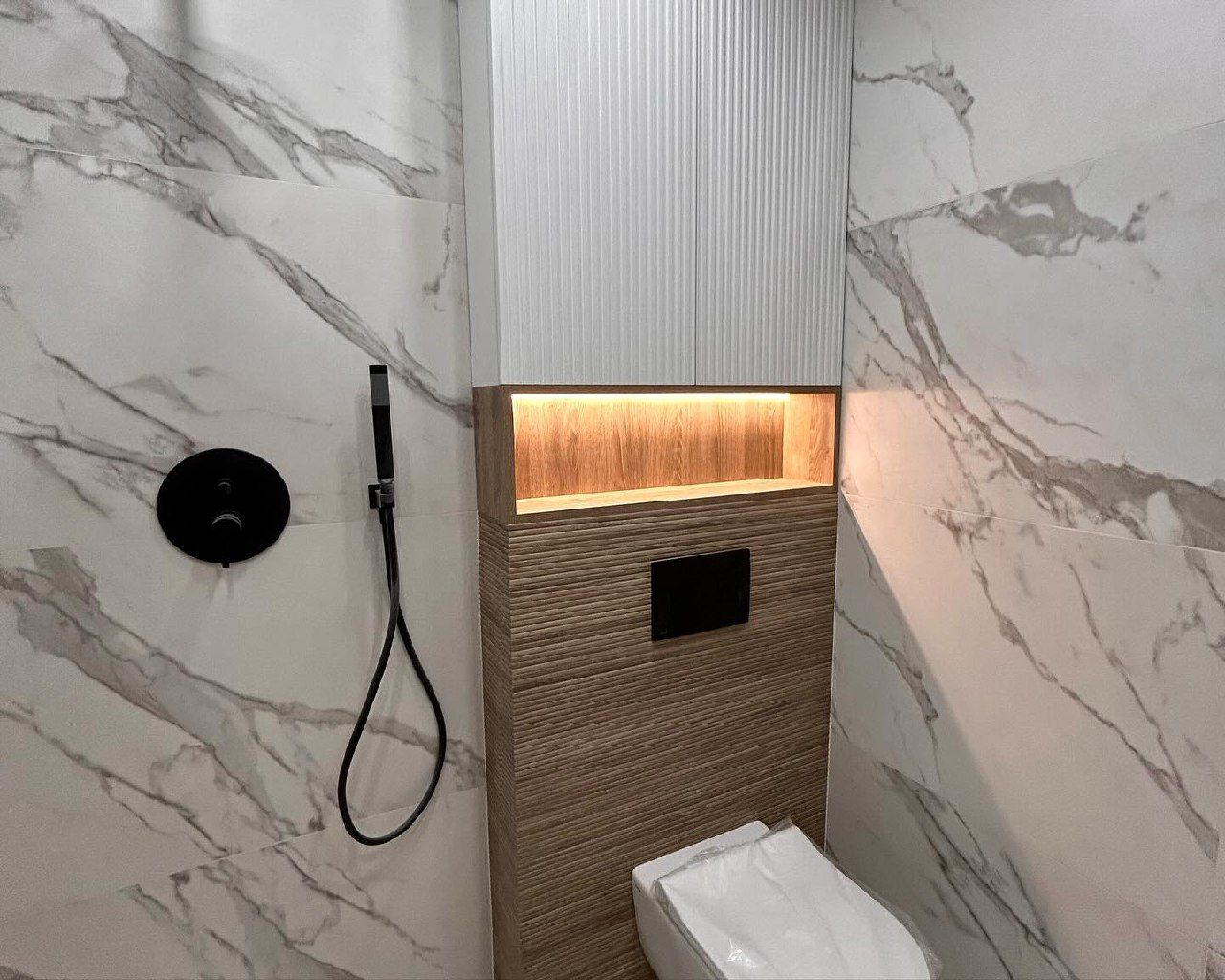 Современная мебель в туалетную комнату в цветах Базовый белый и Дуб Гладстоун, фото - 1