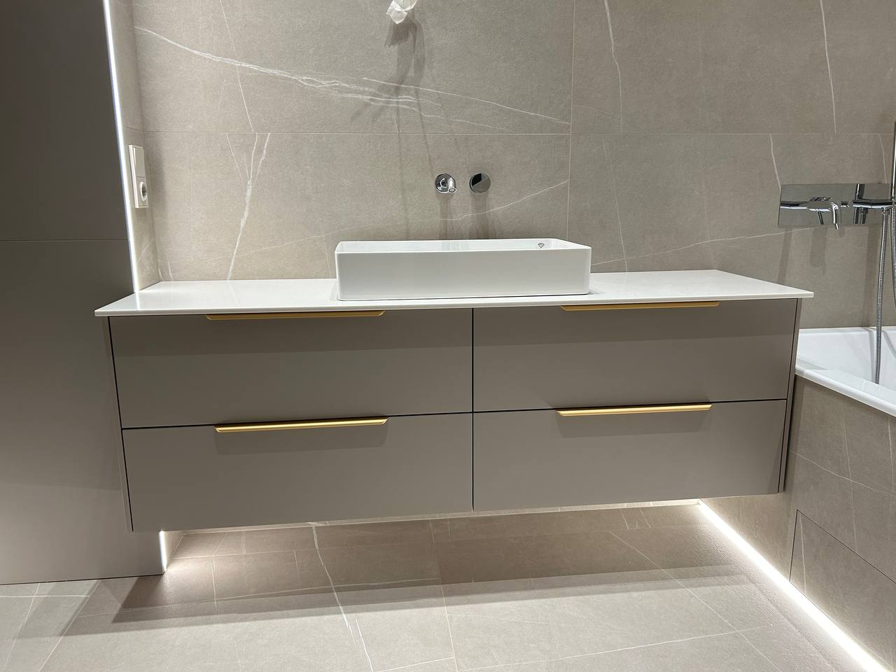 Комплект белой влагостойкой мебели в ванную комнату - фото